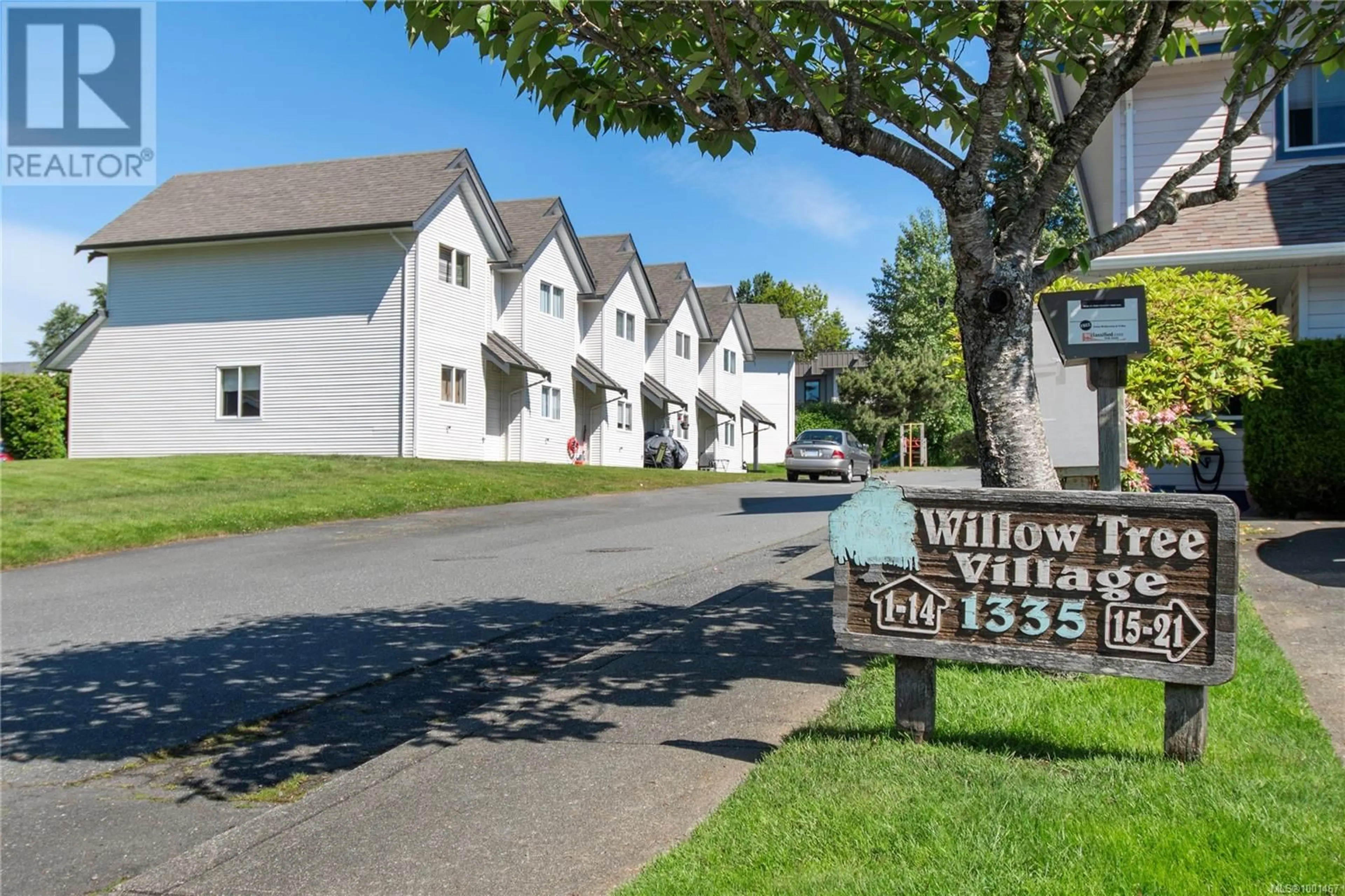 Home with vinyl exterior material, street for 10 - 1335 CREEKSIDE WAY, Campbell River British Columbia V9W8A9