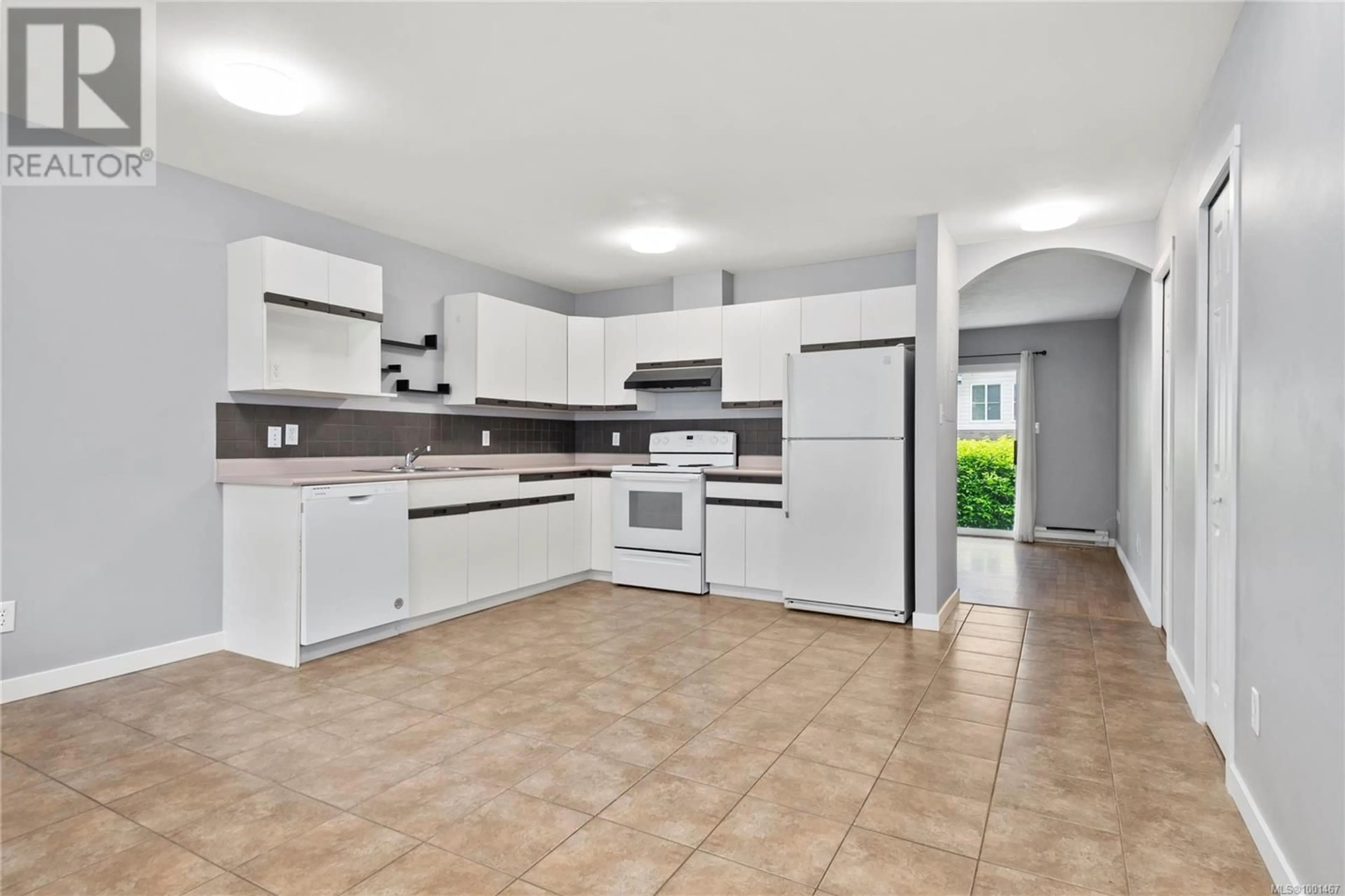 Open concept kitchen, ceramic/tile floor for 10 - 1335 CREEKSIDE WAY, Campbell River British Columbia V9W8A9