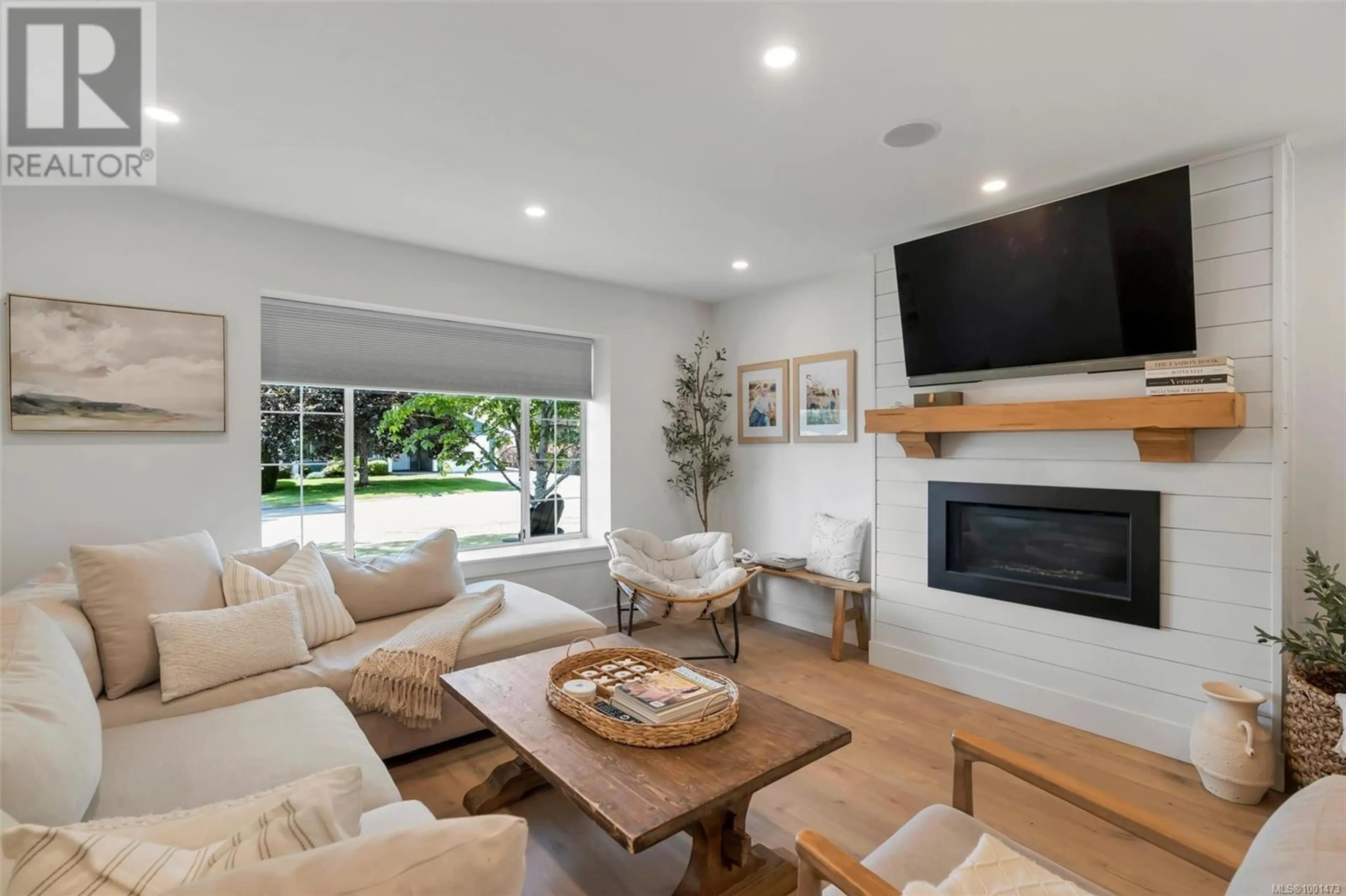 Living room with furniture, unknown for 726 MILLER AVENUE, Saanich British Columbia V8Z3C8