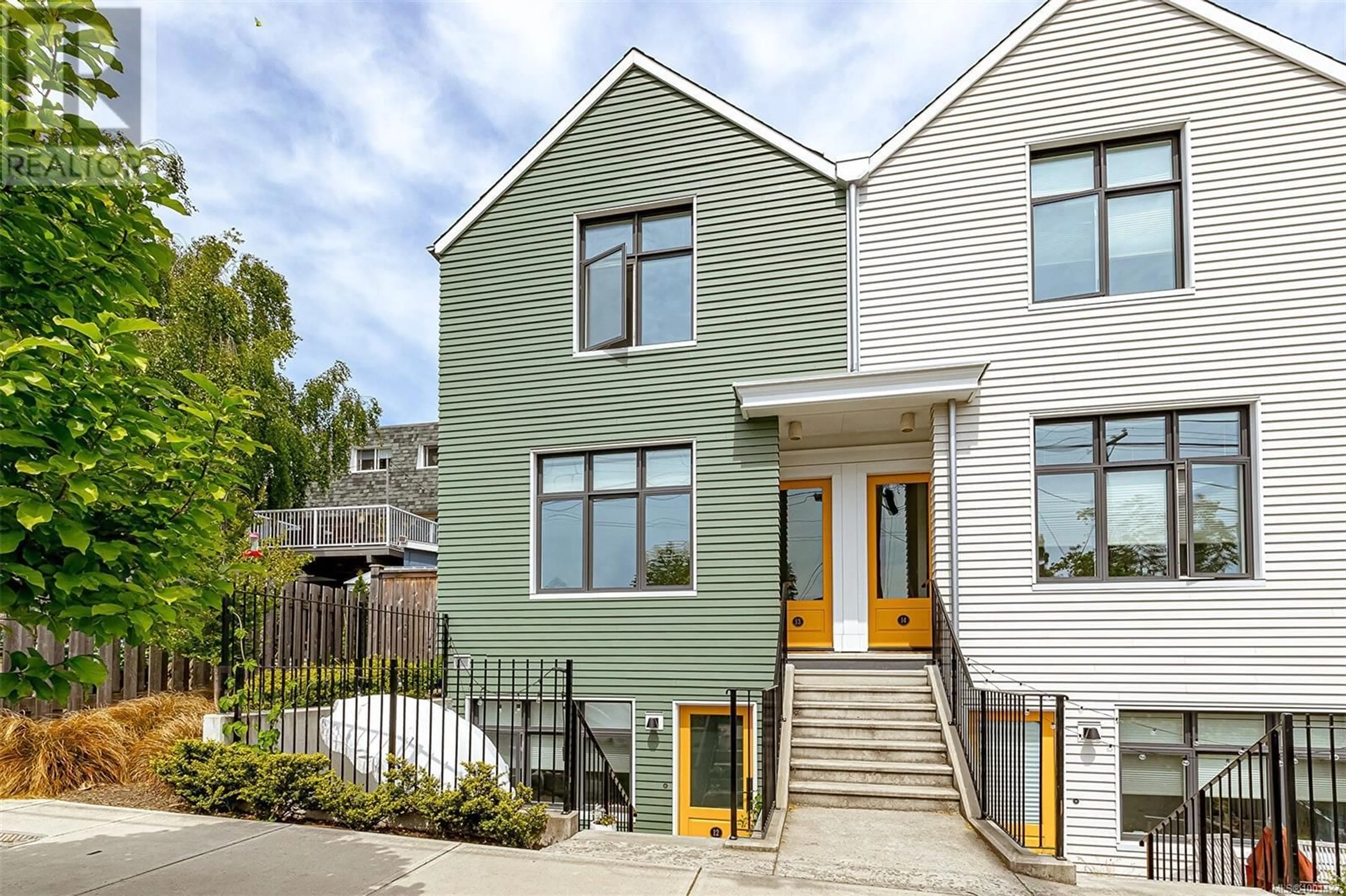Home with vinyl exterior material, street for 13 - 230 WILSON STREET, Victoria British Columbia V9A7N6