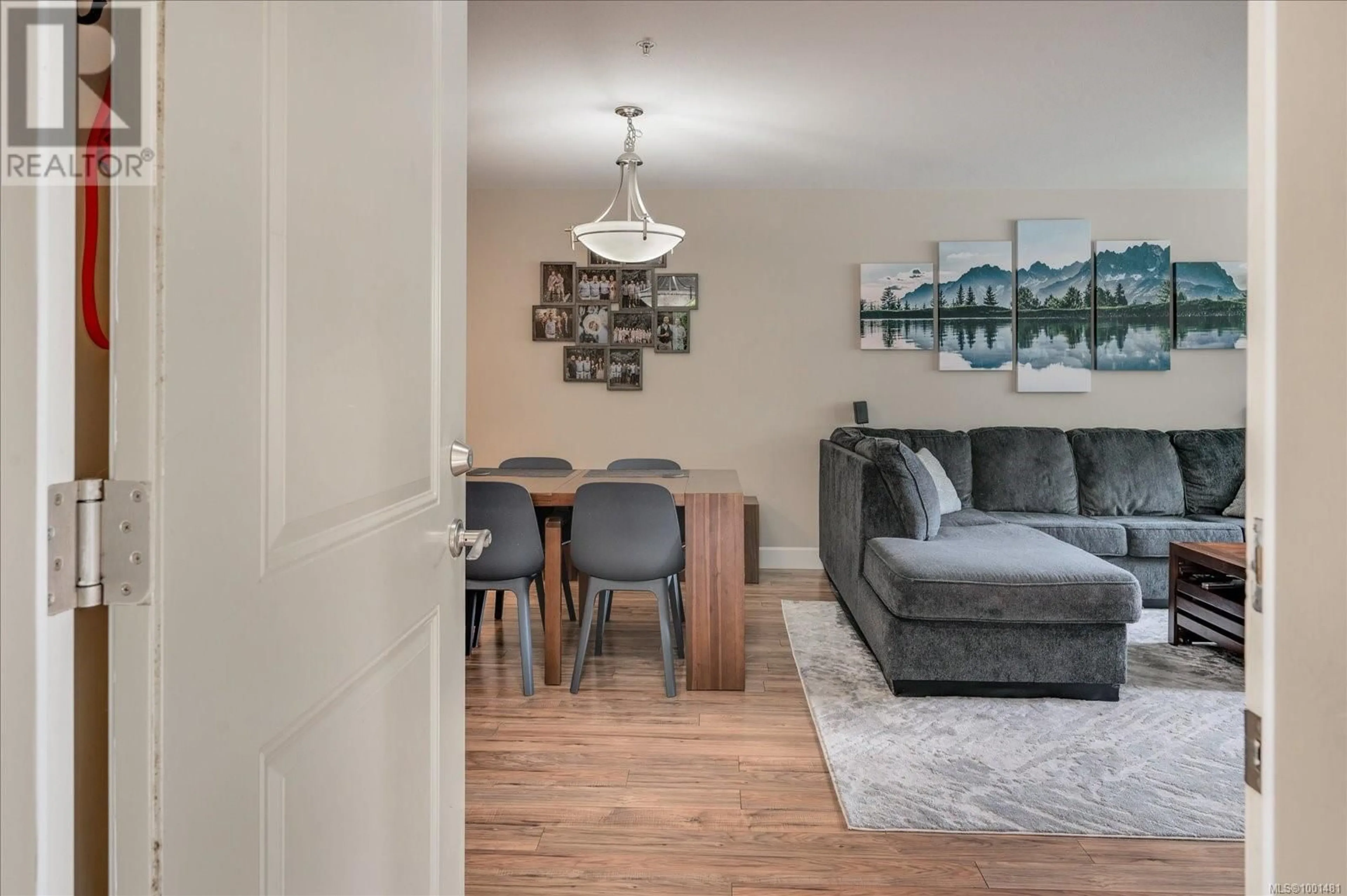 Living room with furniture, wood/laminate floor for 101 - 4454 HEDGESTONE PLACE, Nanaimo British Columbia V9T0E6