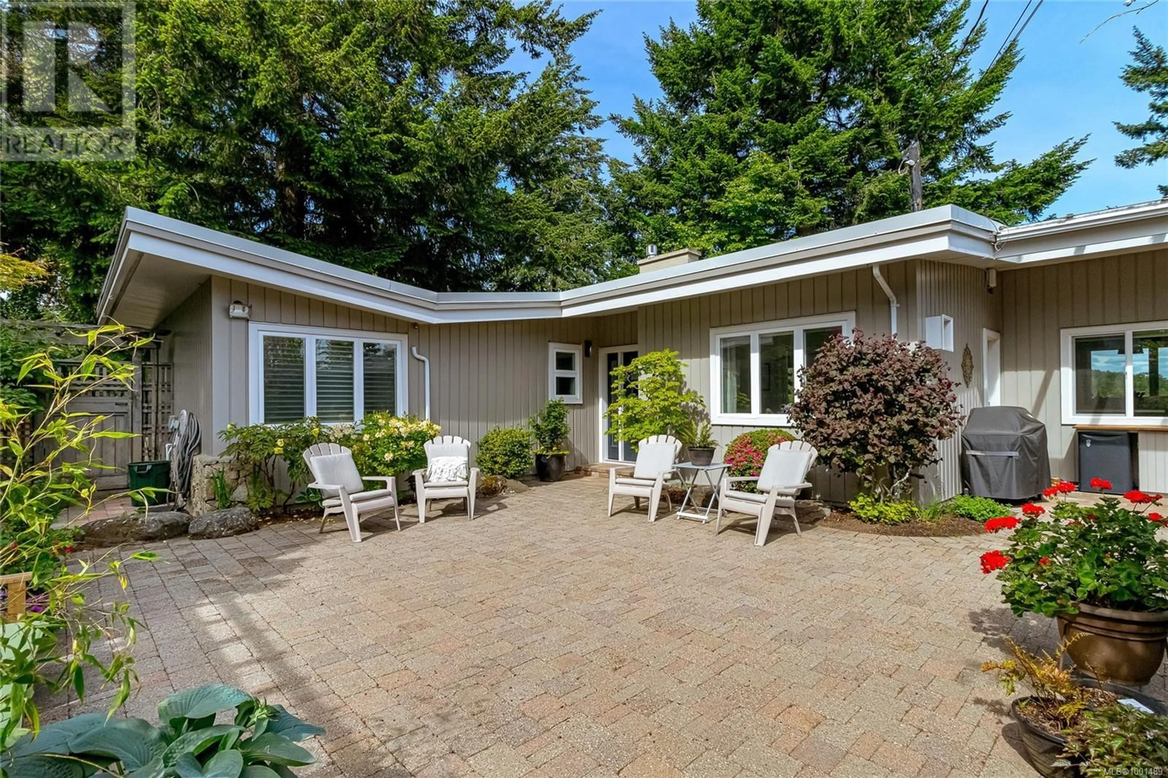 Patio, street for 4516 DUART ROAD, Saanich British Columbia V8N3K2