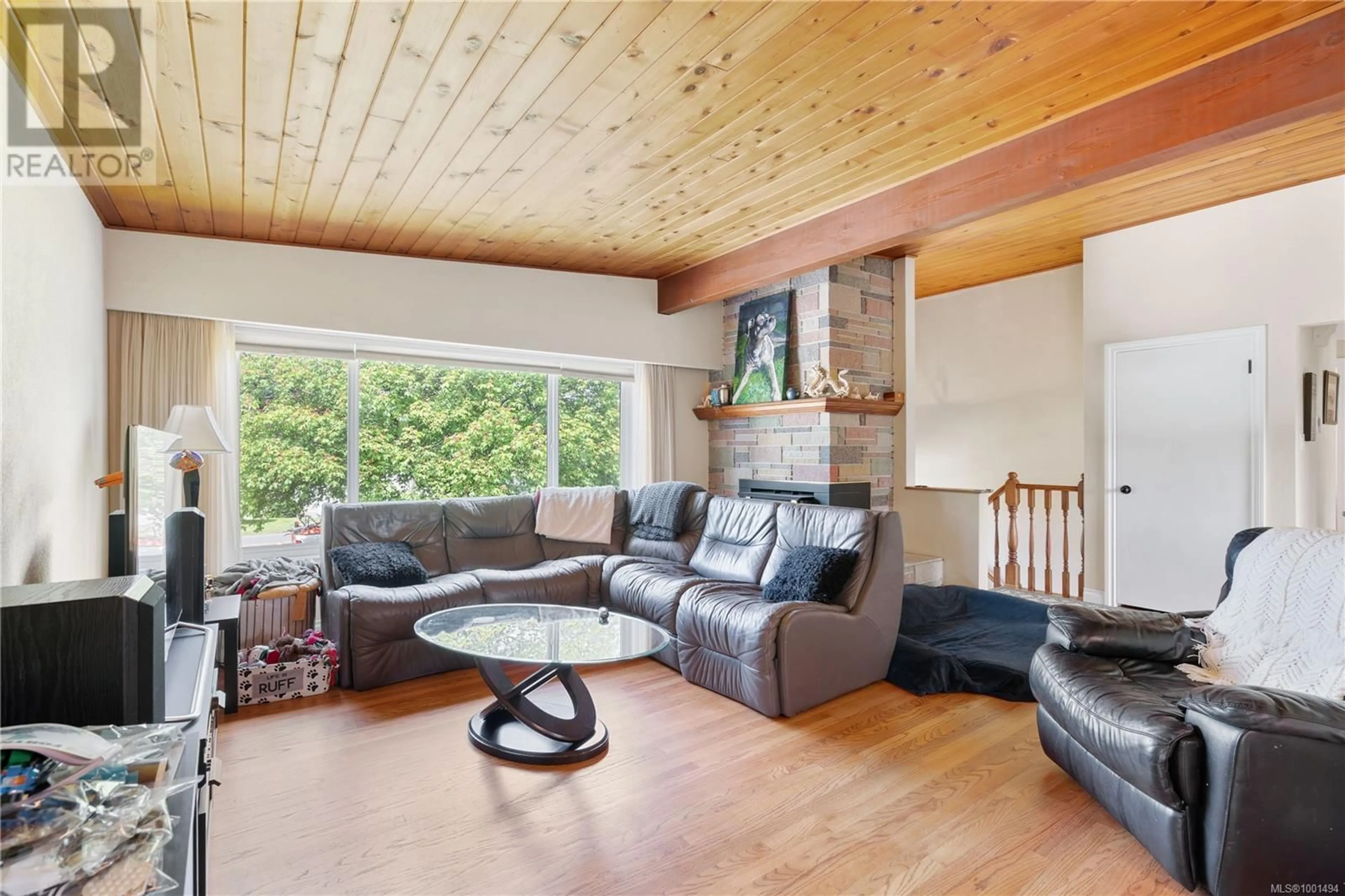 Living room with furniture, wood/laminate floor for 3065 HARRIET ROAD, Victoria British Columbia V9A1T6
