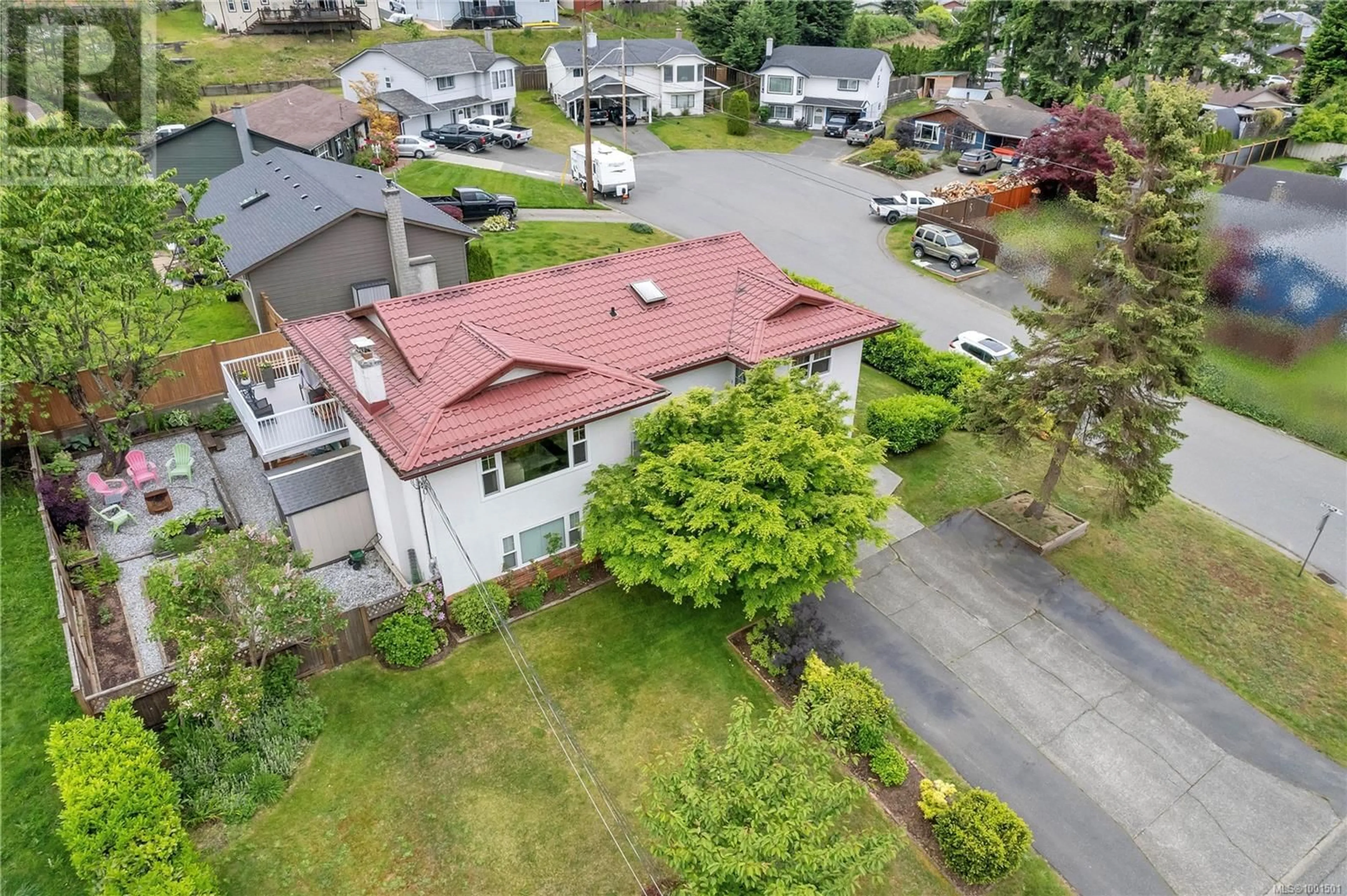 A pic from outside/outdoor area/front of a property/back of a property/a pic from drone, street for 403 MCPHEDRAN ROAD SOUTH, Campbell River British Columbia V9W6X4