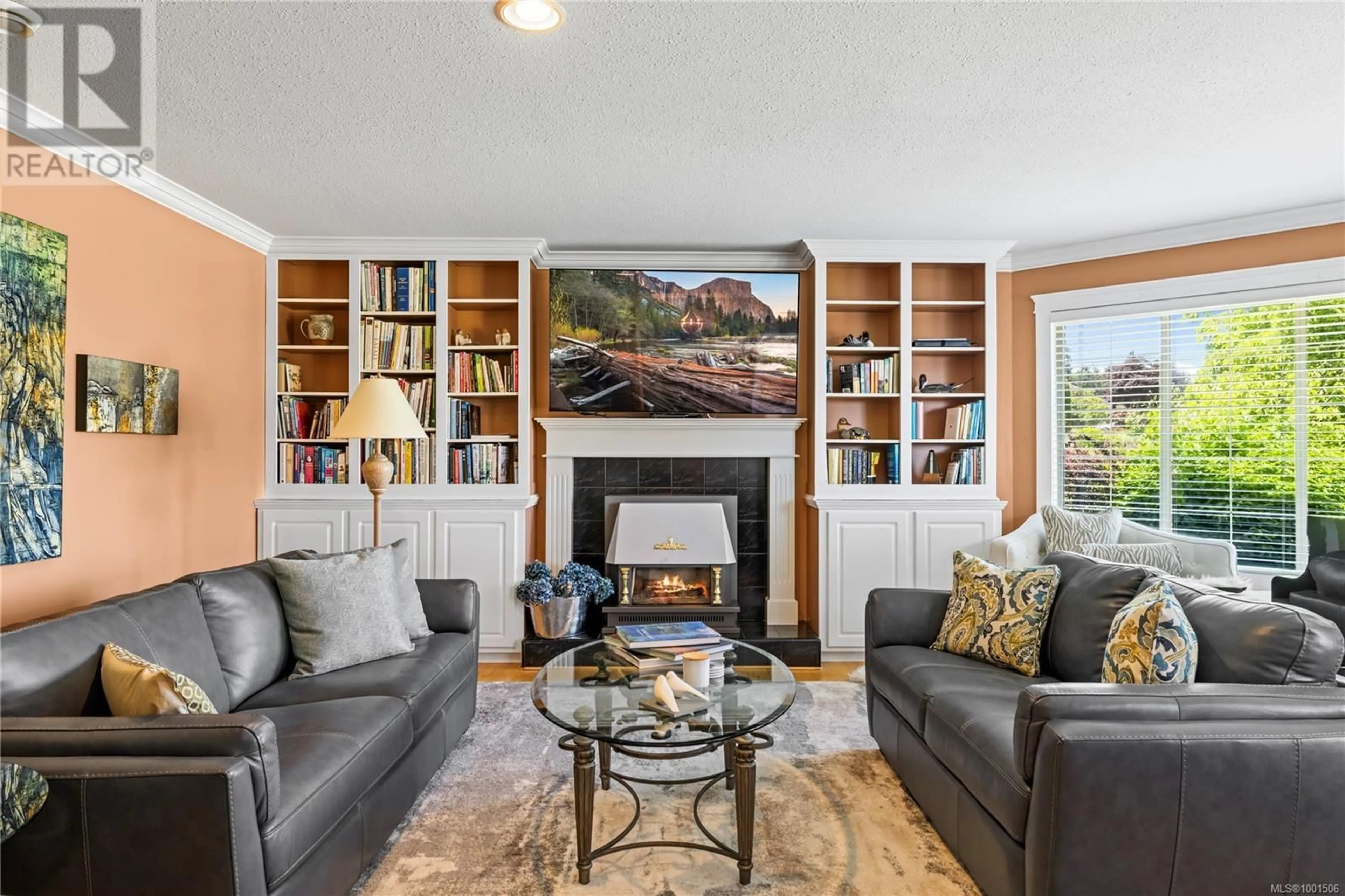 Living room with furniture, unknown for 910 FAIRWAYS DRIVE, Qualicum Beach British Columbia V9K1E1