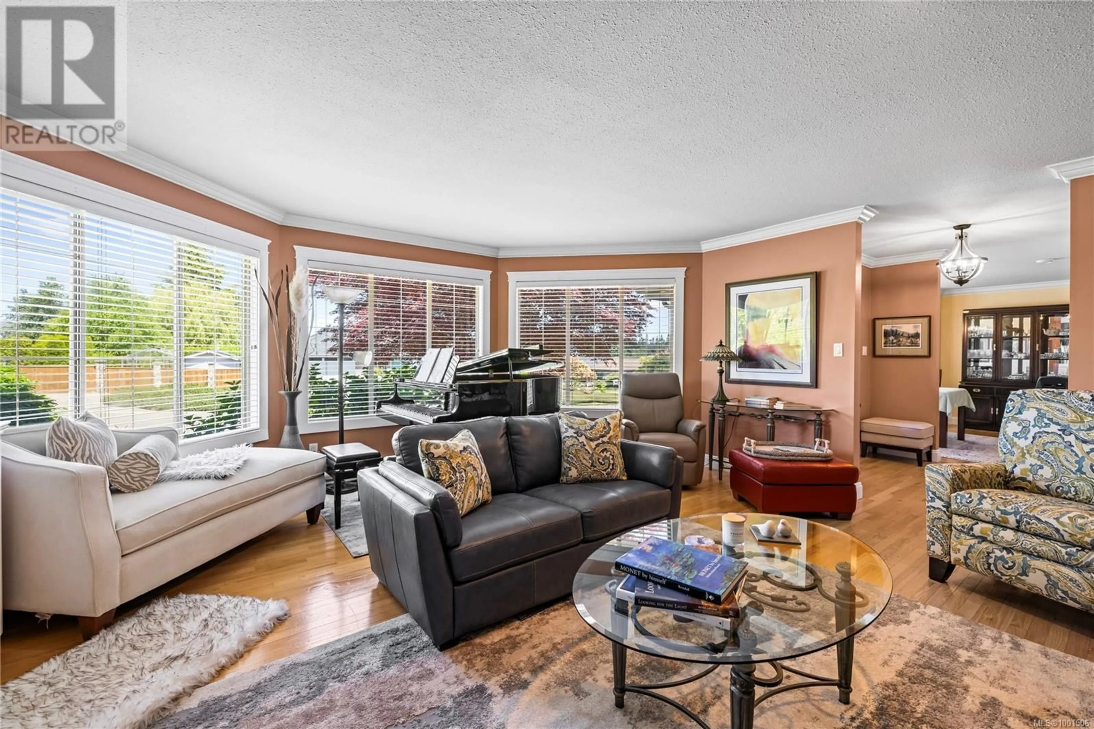 Living room with furniture, unknown for 910 FAIRWAYS DRIVE, Qualicum Beach British Columbia V9K1E1