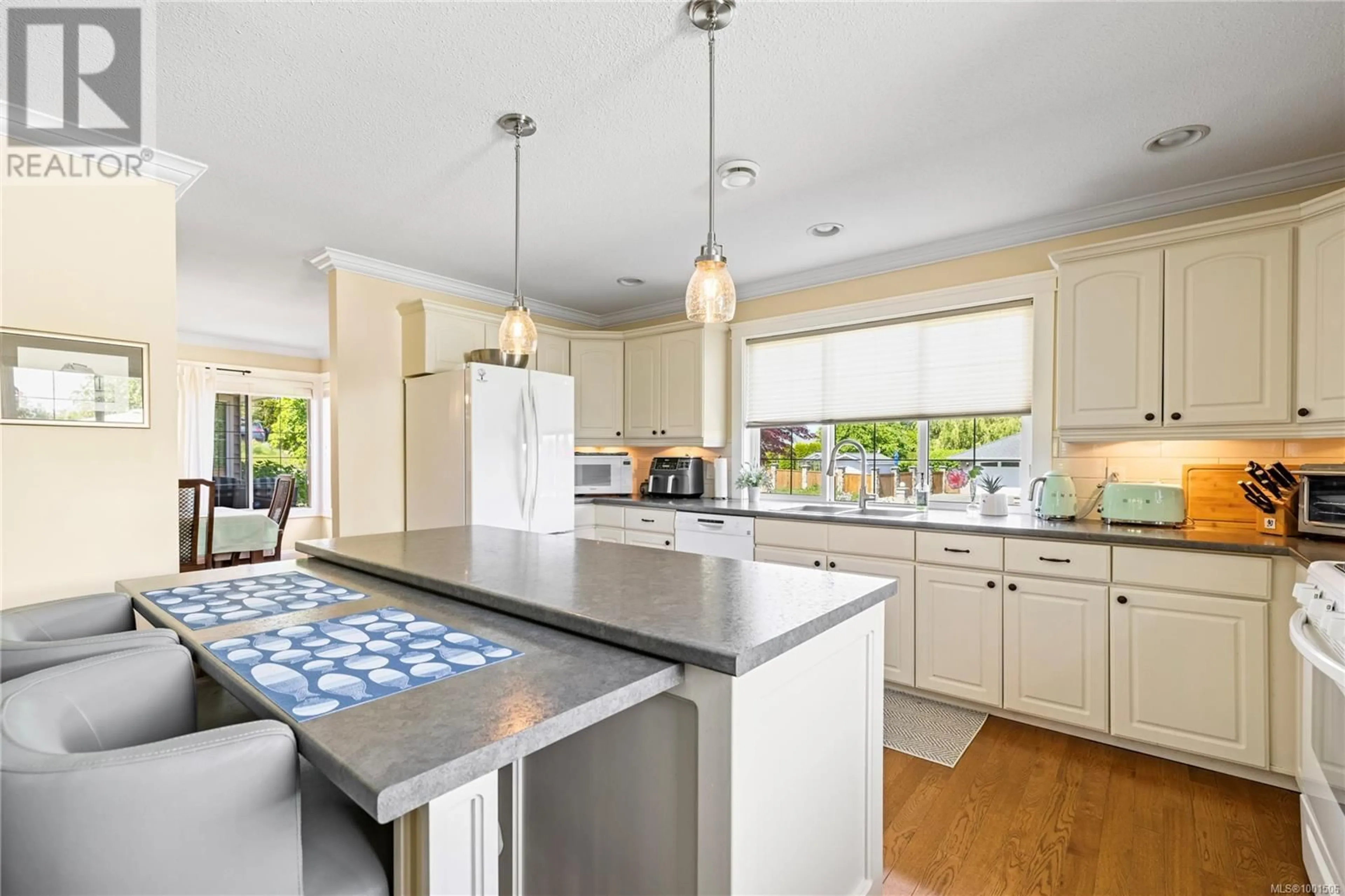 Open concept kitchen, ceramic/tile floor for 910 FAIRWAYS DRIVE, Qualicum Beach British Columbia V9K1E1