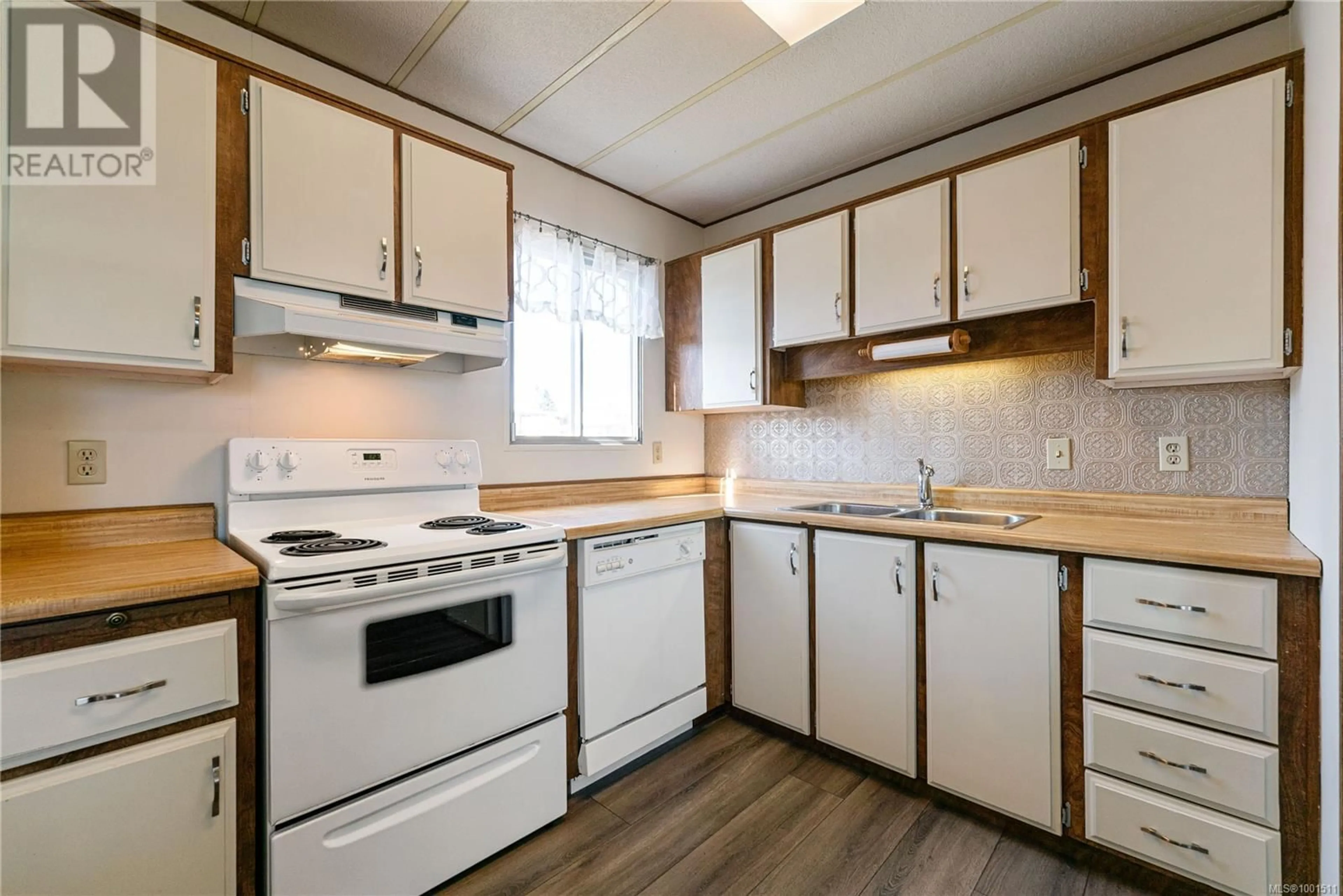 Standard kitchen, wood/laminate floor for 51 - 6325 METRAL DRIVE, Nanaimo British Columbia V9T6P9