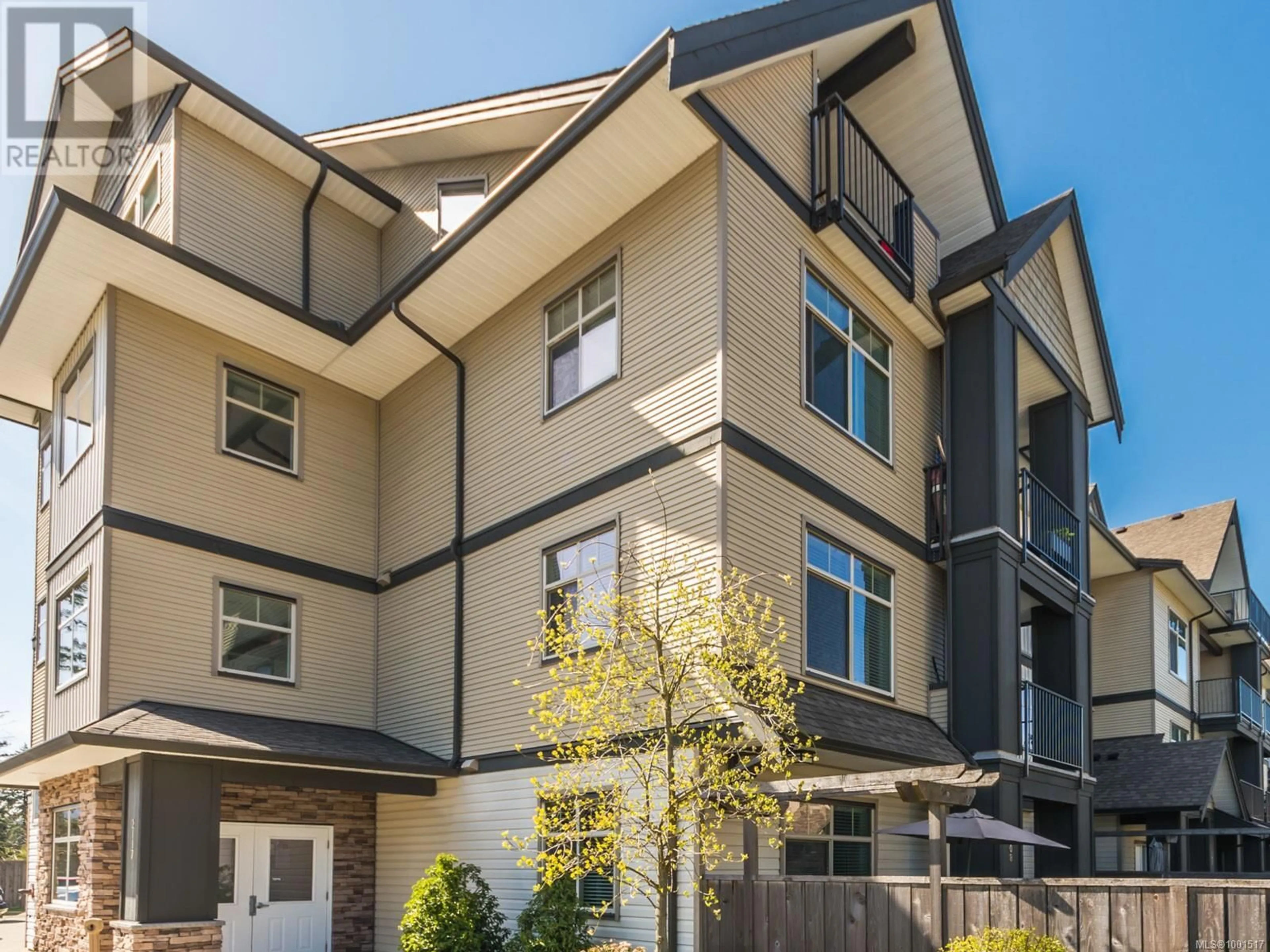 Home with vinyl exterior material, street for 301 - 2117 MEREDITH ROAD, Nanaimo British Columbia V9S2N2