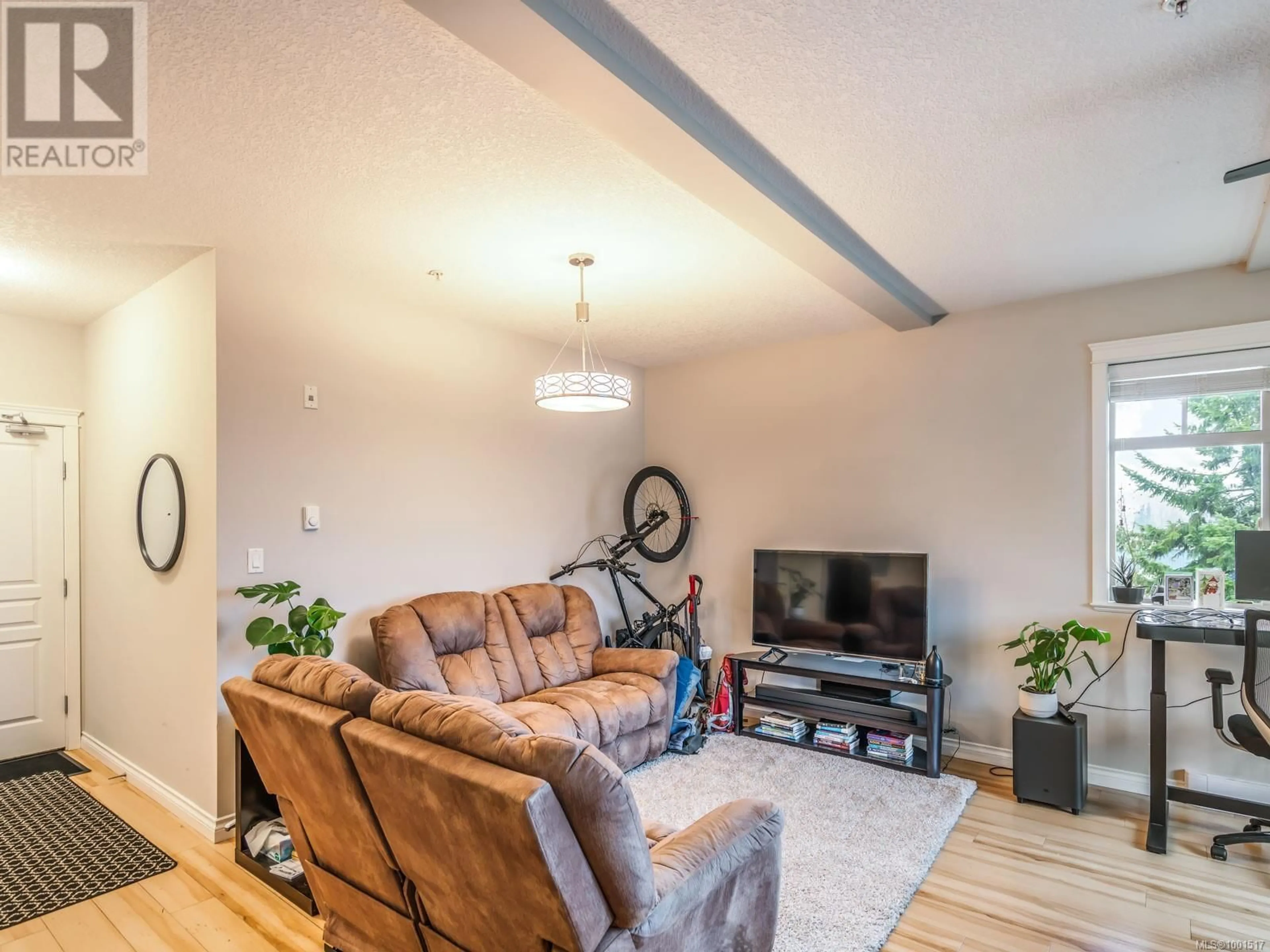 Living room with furniture, wood/laminate floor for 301 - 2117 MEREDITH ROAD, Nanaimo British Columbia V9S2N2
