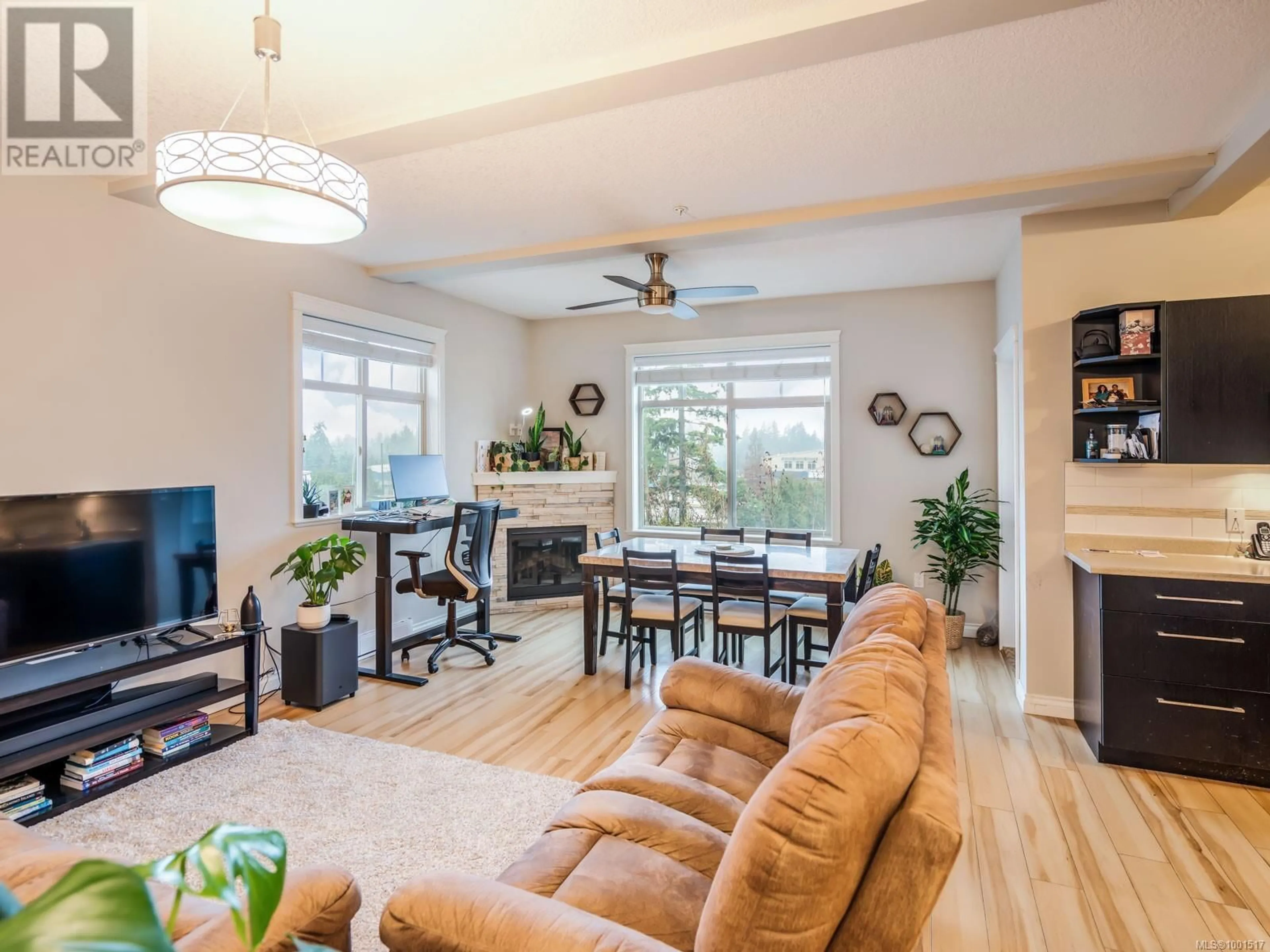 Living room with furniture, wood/laminate floor for 301 - 2117 MEREDITH ROAD, Nanaimo British Columbia V9S2N2
