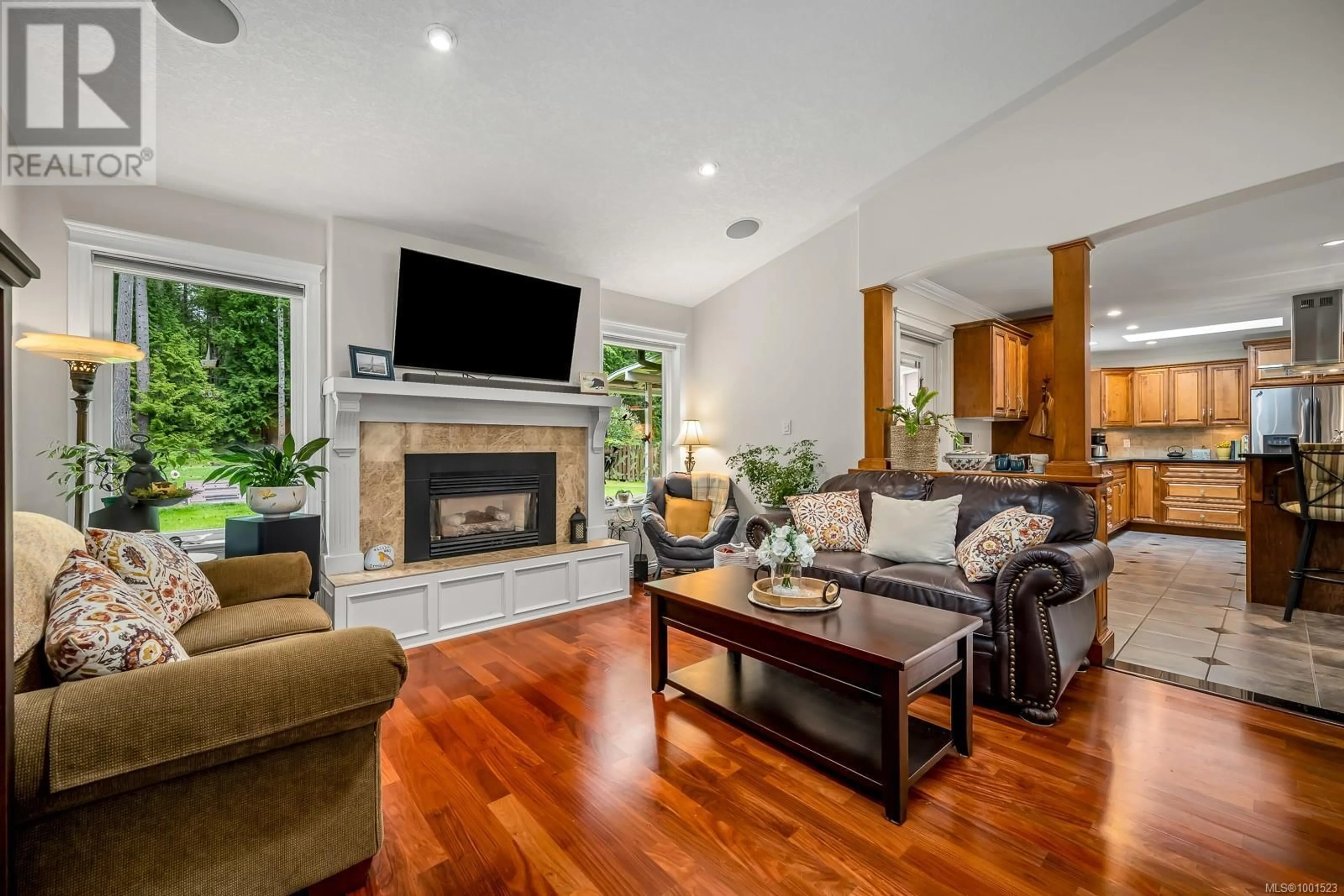 Living room with furniture, wood/laminate floor for 4896 WILLIS WAY, Courtenay British Columbia V9J1L6