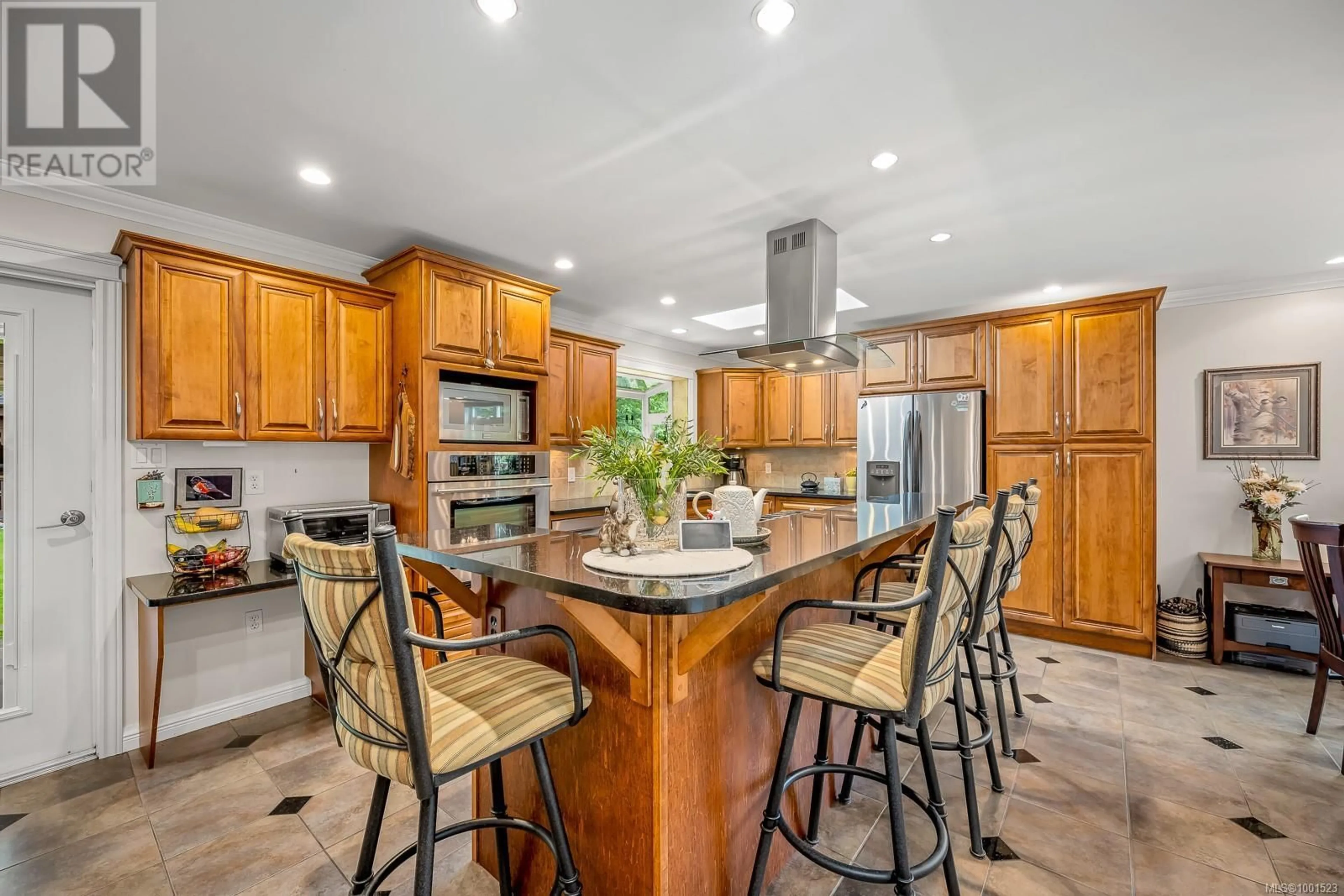 Open concept kitchen, ceramic/tile floor for 4896 WILLIS WAY, Courtenay British Columbia V9J1L6