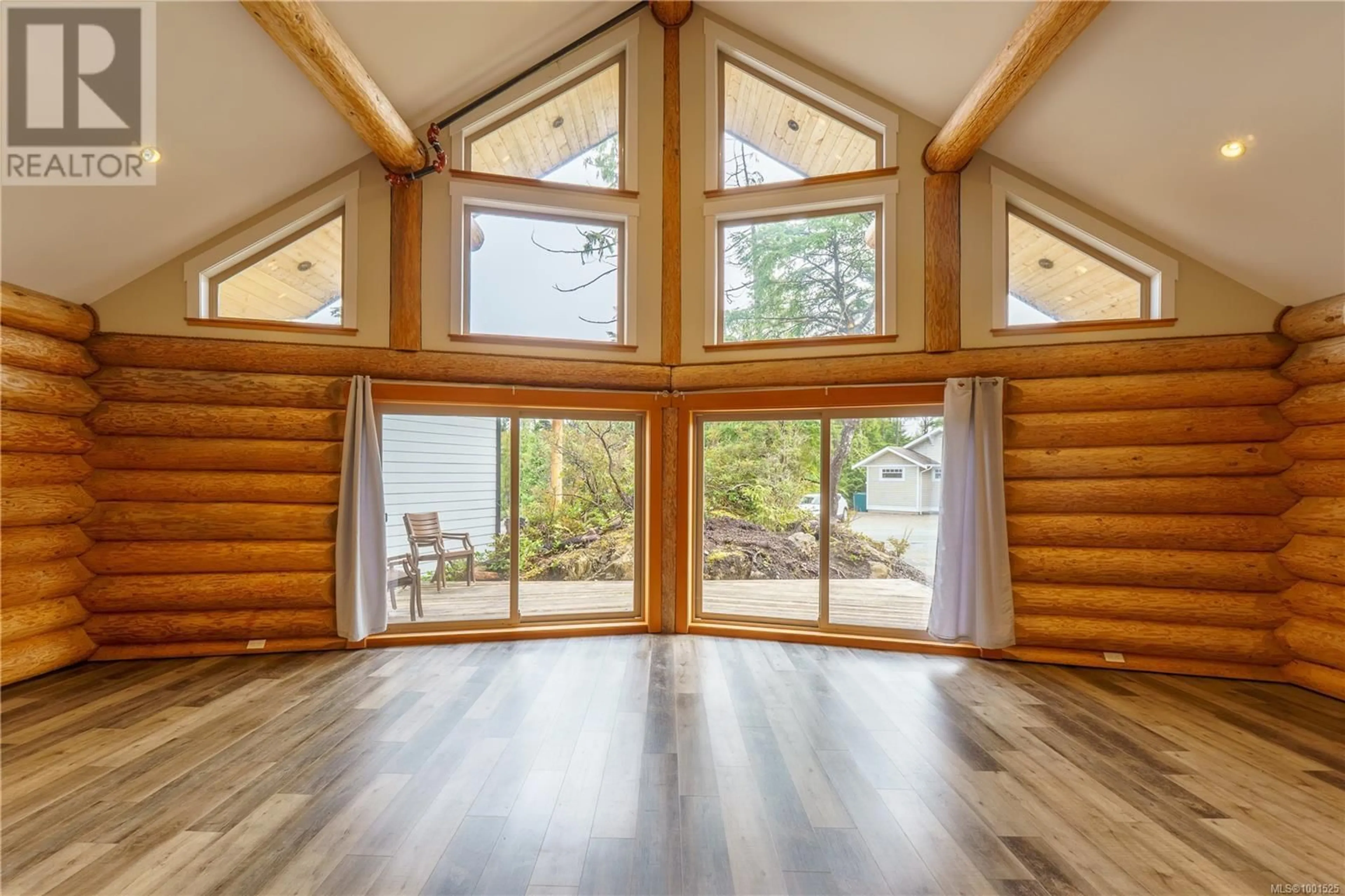 Indoor foyer for 1869 CEDAR GROVE PLACE, Ucluelet British Columbia V0R3A0