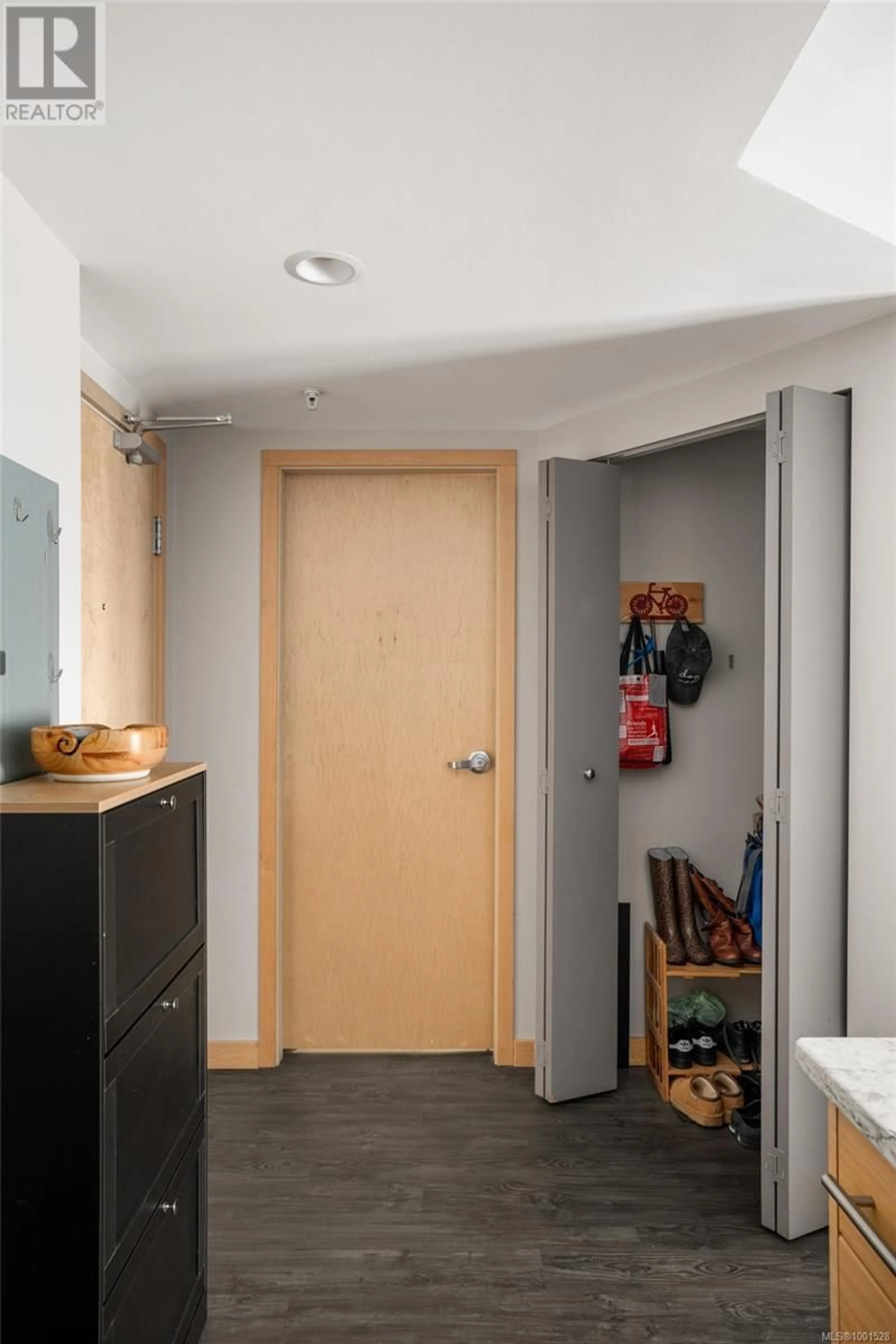 Indoor entryway for 202 - 787 TYEE ROAD, Victoria British Columbia V9A7R5