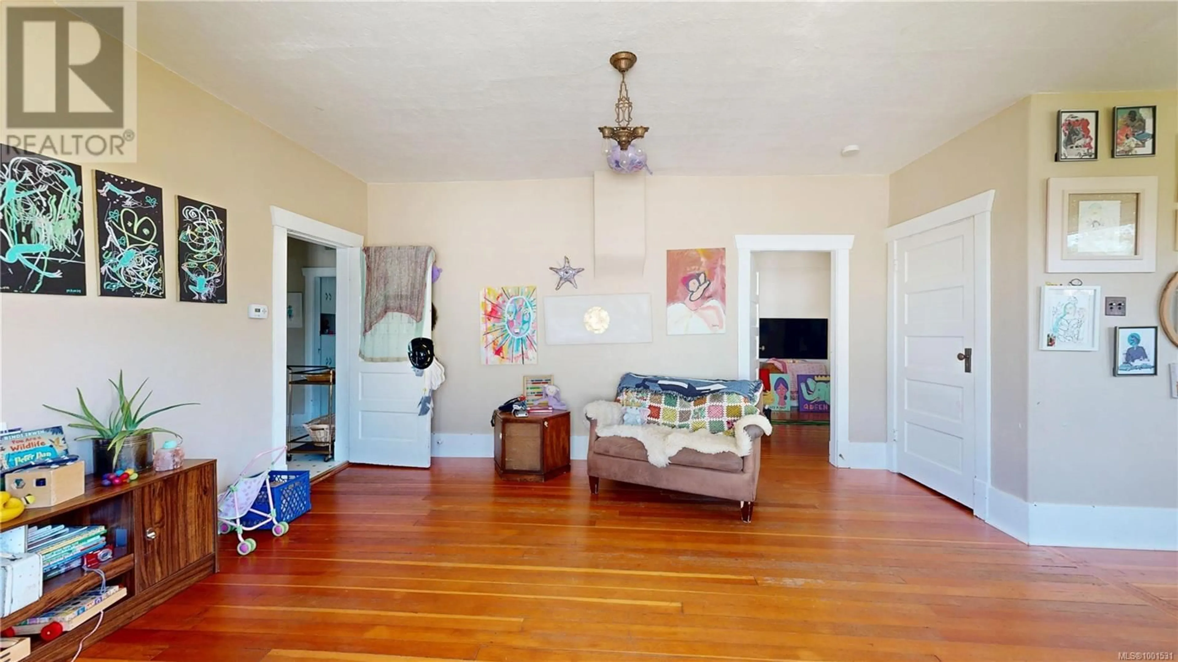 Living room with furniture, wood/laminate floor for 54 PINE STREET, Nanaimo British Columbia V9R3M6