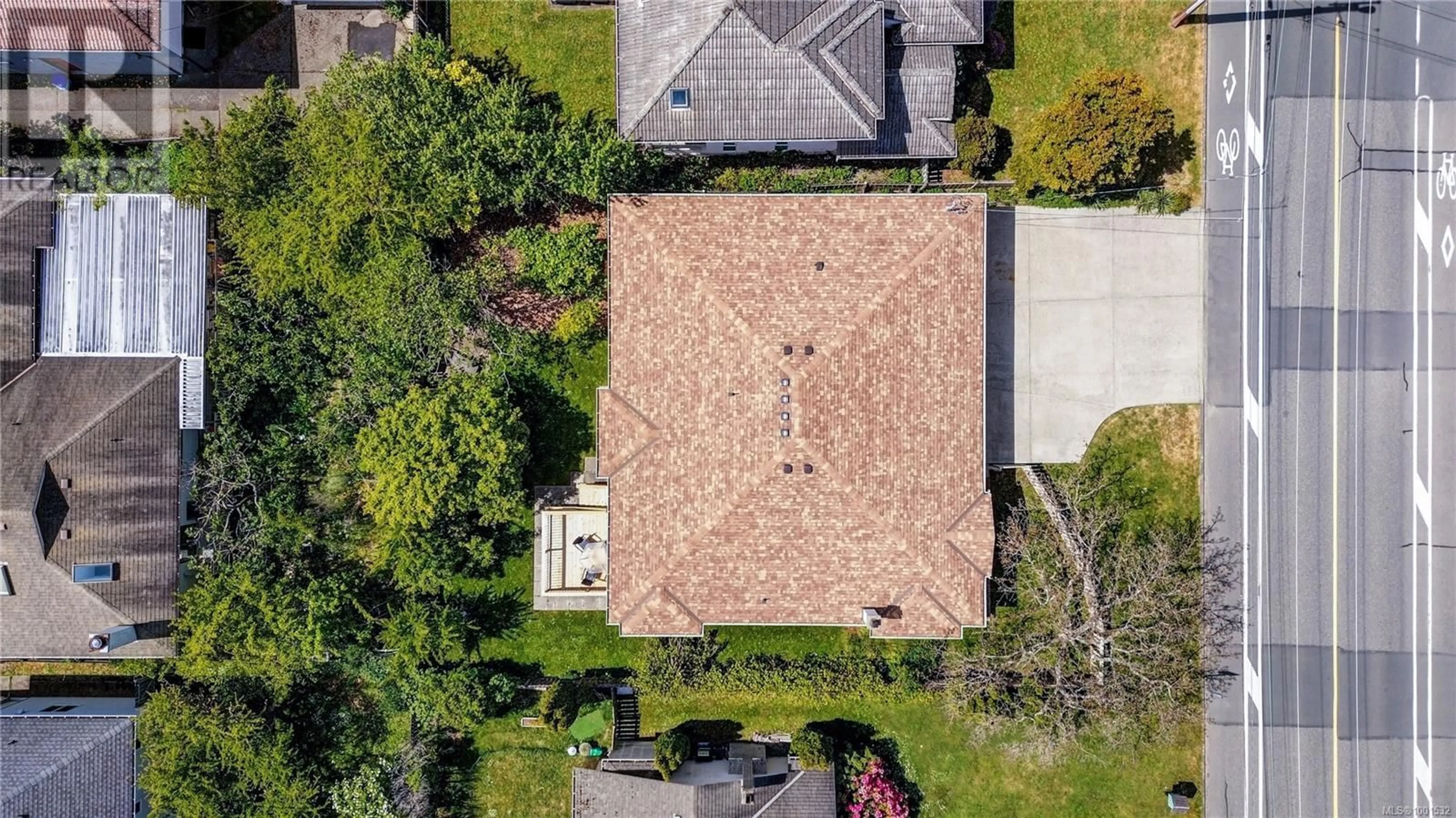 A pic from outside/outdoor area/front of a property/back of a property/a pic from drone, street for 2273 EDGELOW STREET, Saanich British Columbia V8N1R6