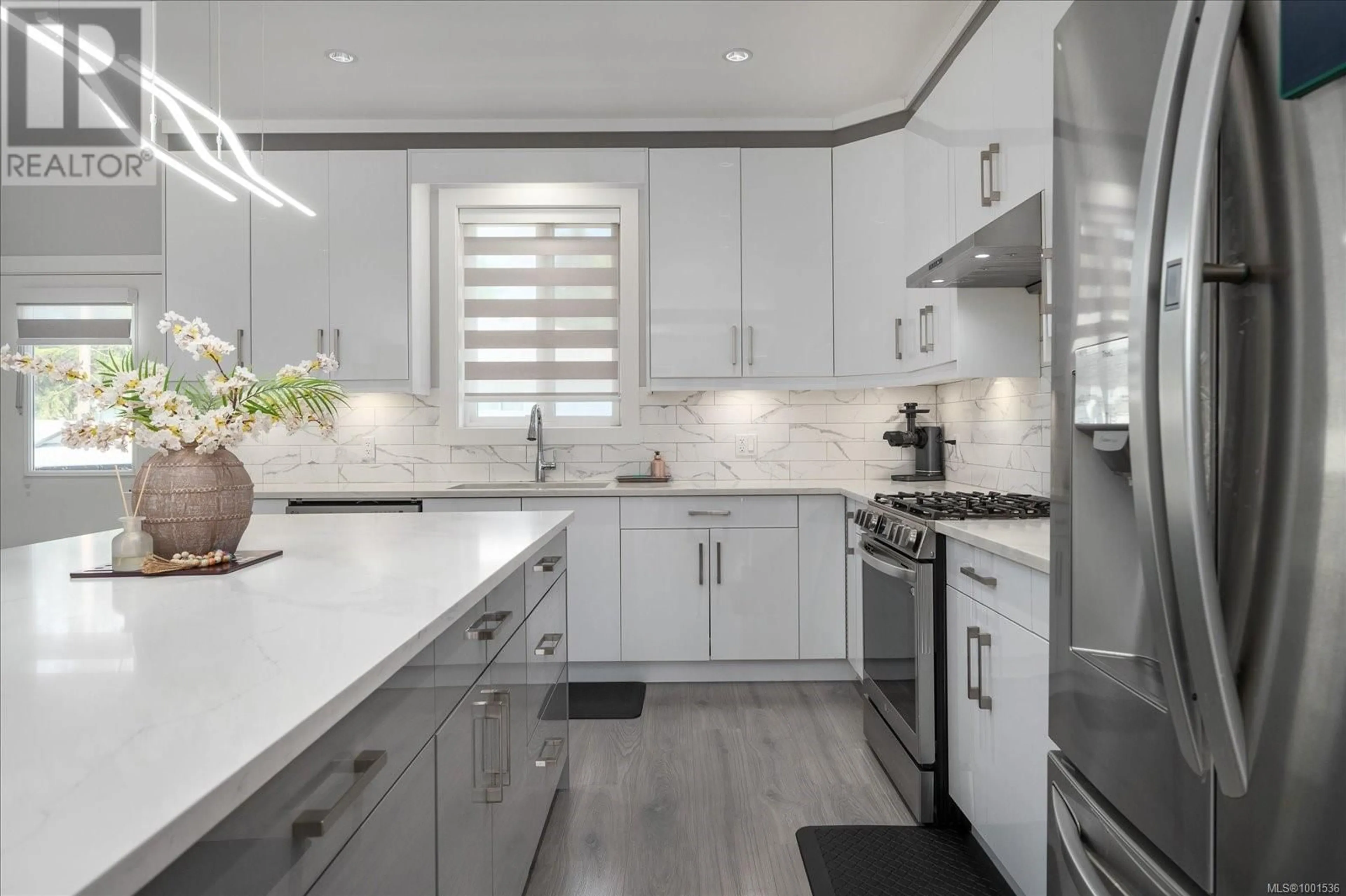 Contemporary kitchen, ceramic/tile floor for 4168 UPLANDS DRIVE, Nanaimo British Columbia V9T5K5