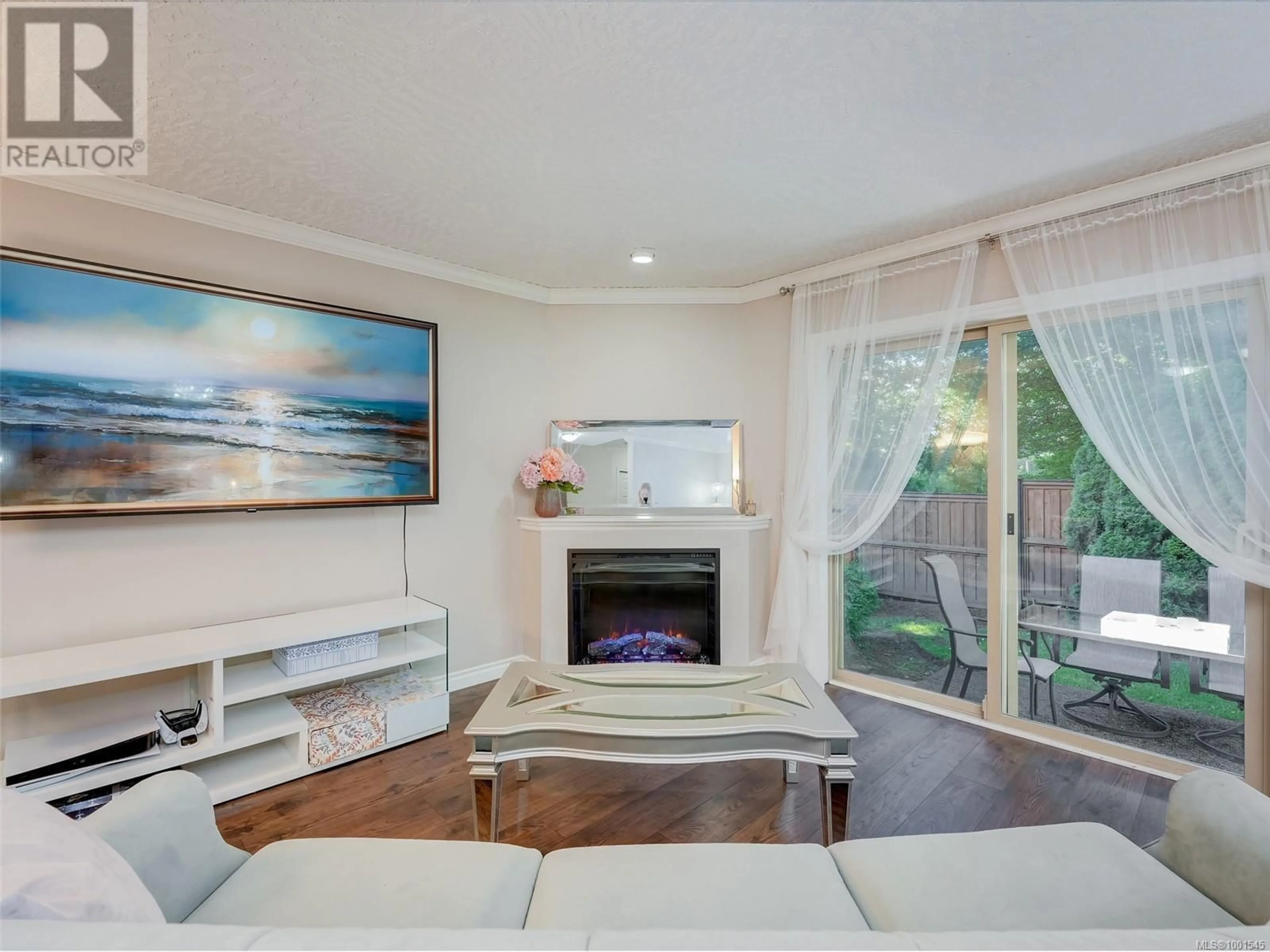 Living room with furniture, wood/laminate floor for 7 - 1241 SANTA ROSA AVENUE, Saanich British Columbia V8Z2V5