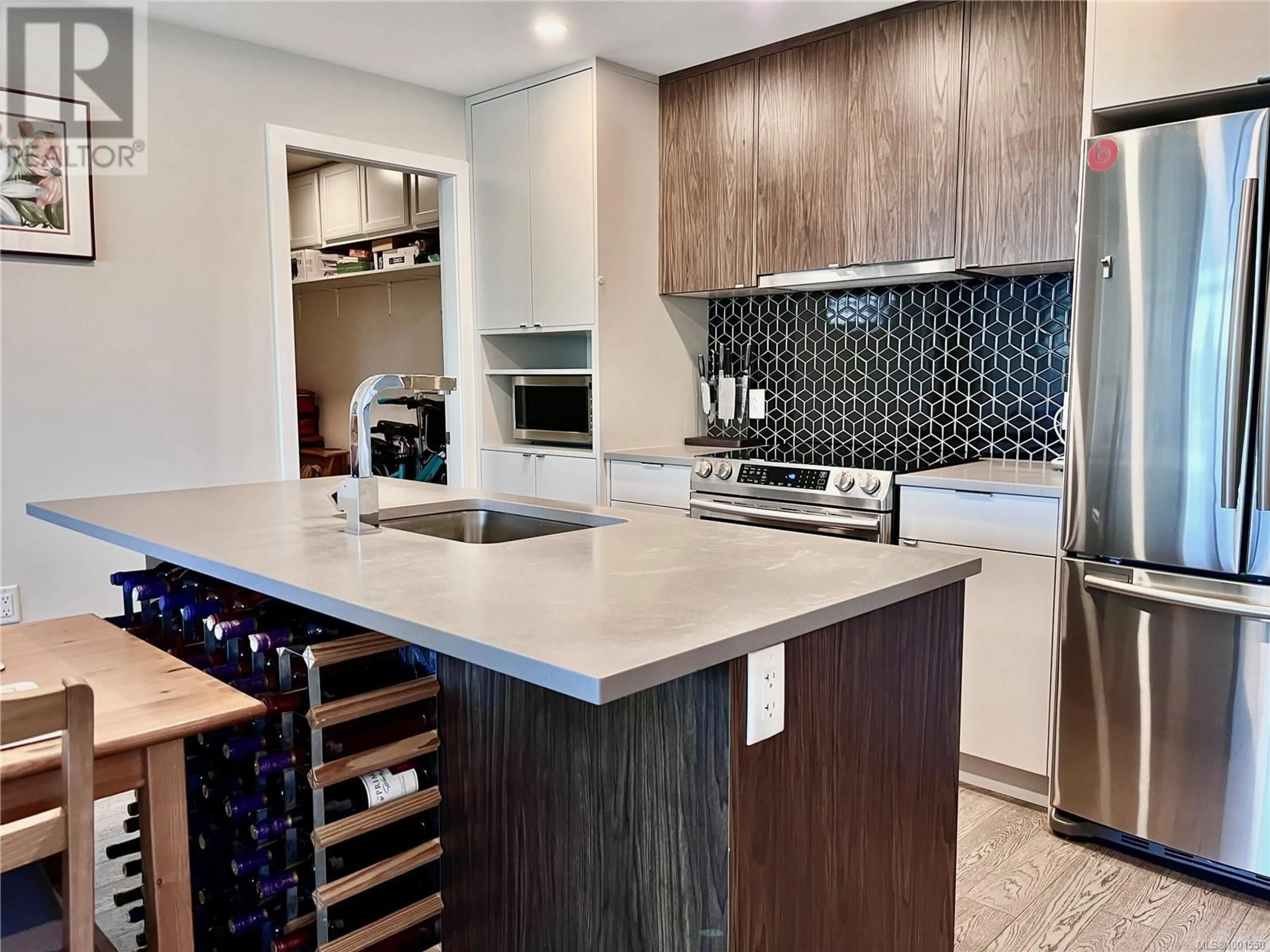 Contemporary kitchen, unknown for 406 - 881 SHORT STREET, Saanich British Columbia V8P2L3