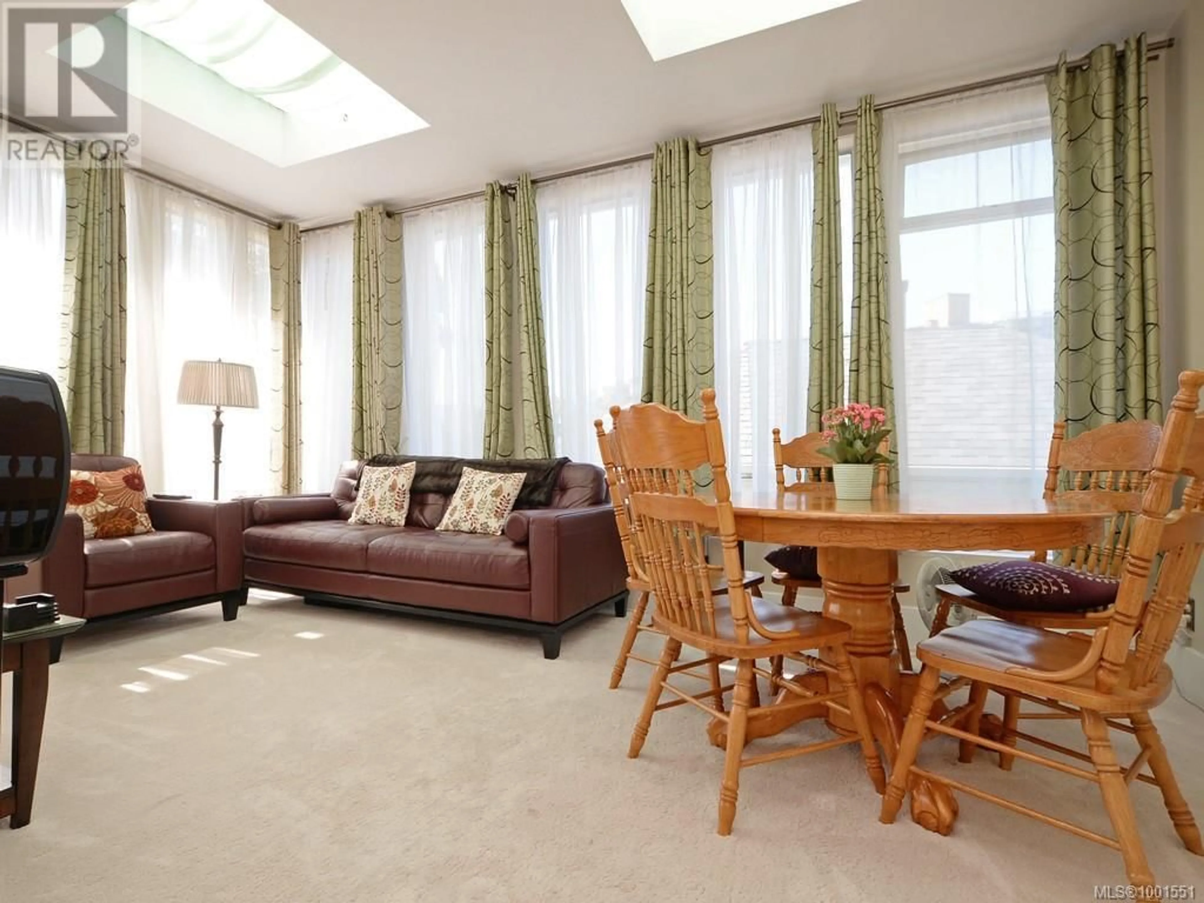 Living room with furniture, unknown for 50 SOUTH TURNER STREET, Victoria British Columbia V8V2J7