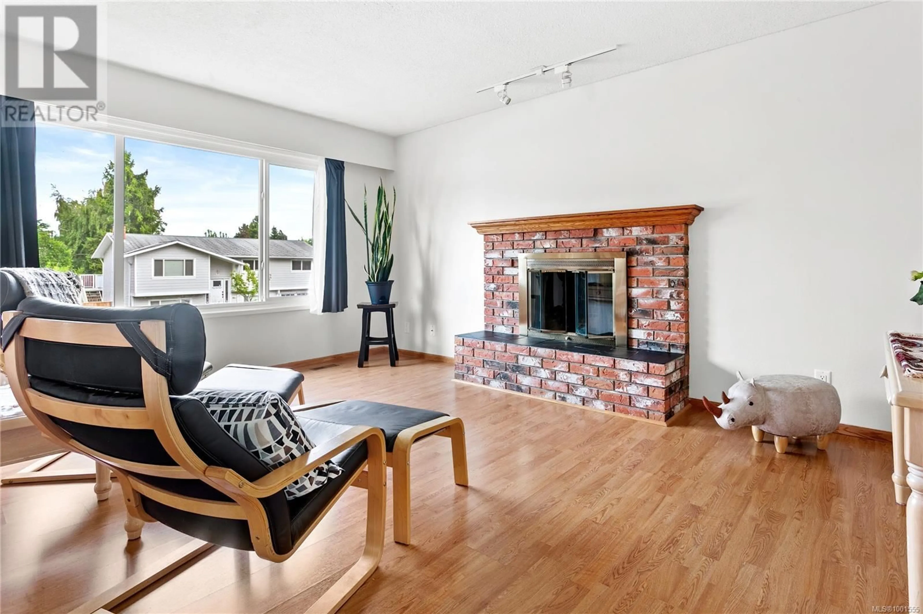 Living room with furniture, wood/laminate floor for 4378 FIELDMONT PLACE, Saanich British Columbia V8N4Z3
