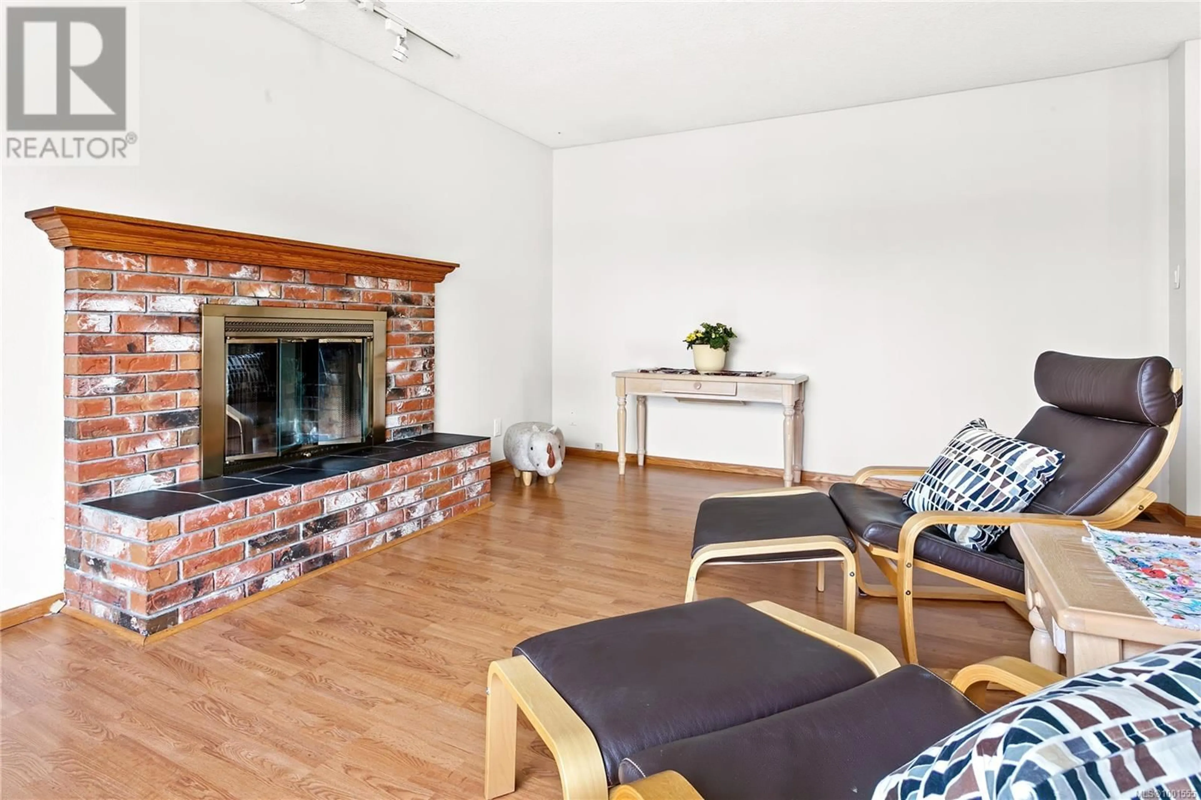 Living room with furniture, wood/laminate floor for 4378 FIELDMONT PLACE, Saanich British Columbia V8N4Z3