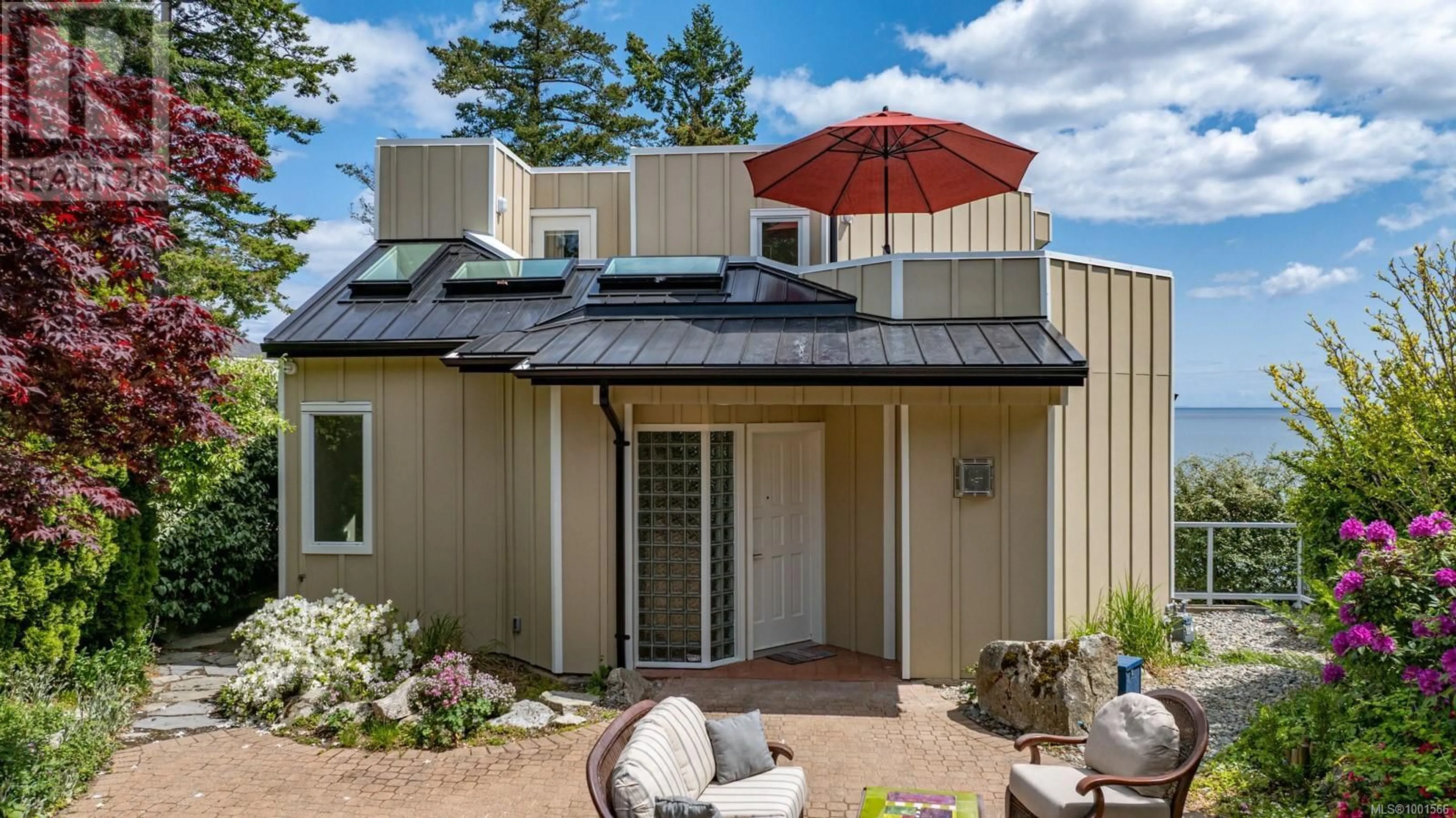 Home with vinyl exterior material, unknown for 5267 PARKER AVENUE, Saanich British Columbia V8Y2N1