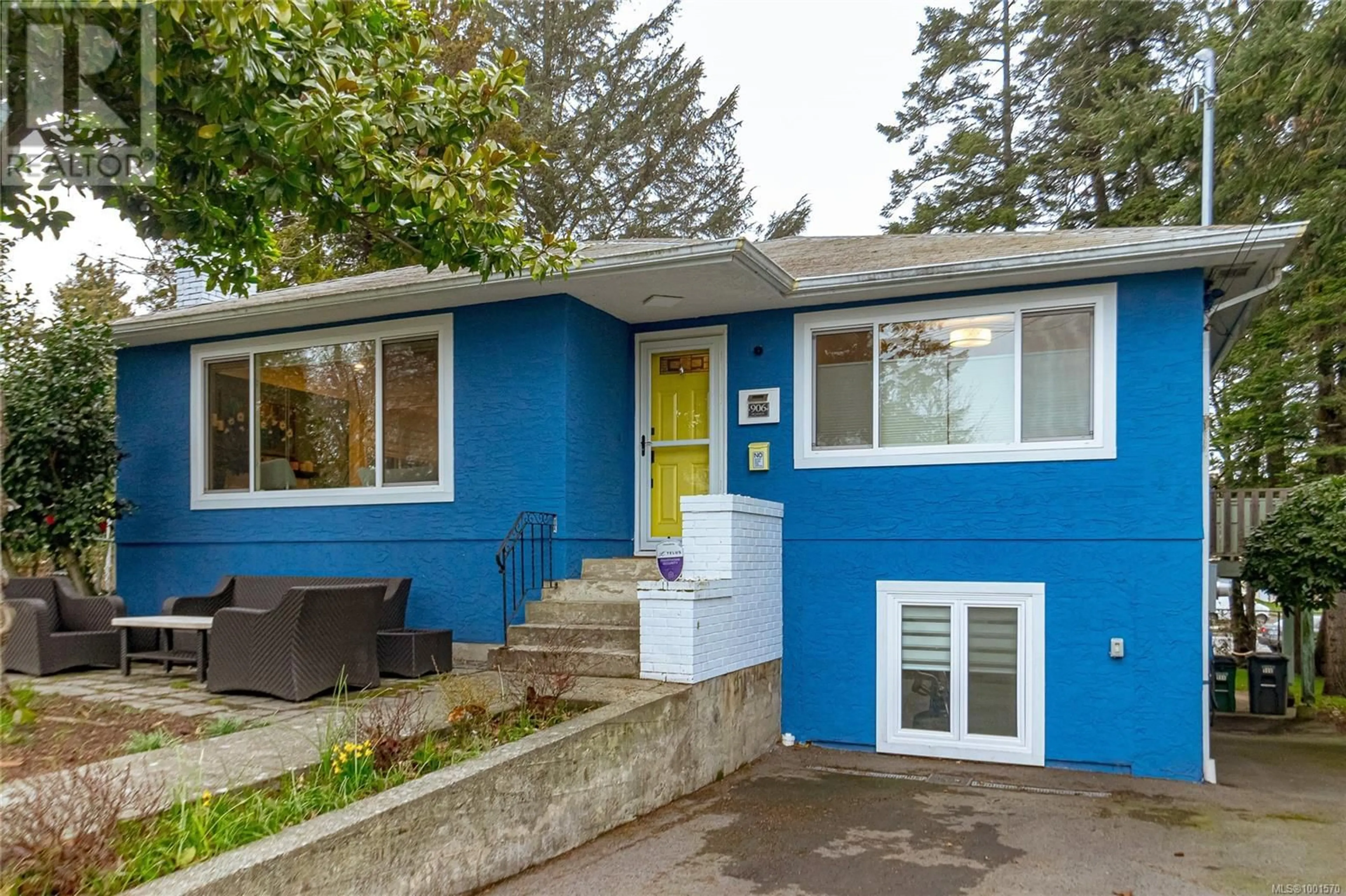 Home with vinyl exterior material, street for 906 MCADOO PLACE, Saanich British Columbia V8X1V8
