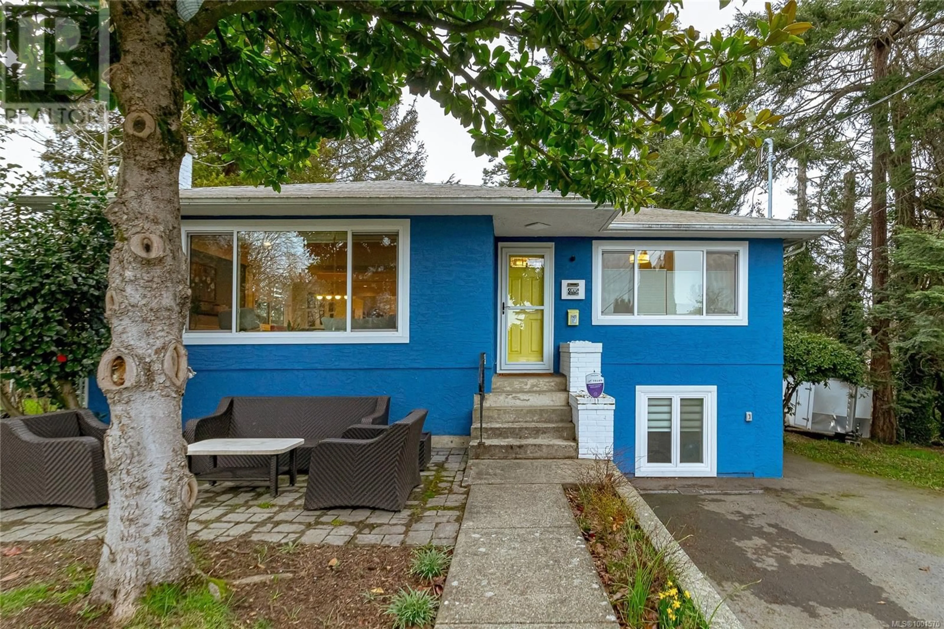 Home with vinyl exterior material, street for 906 MCADOO PLACE, Saanich British Columbia V8X1V8