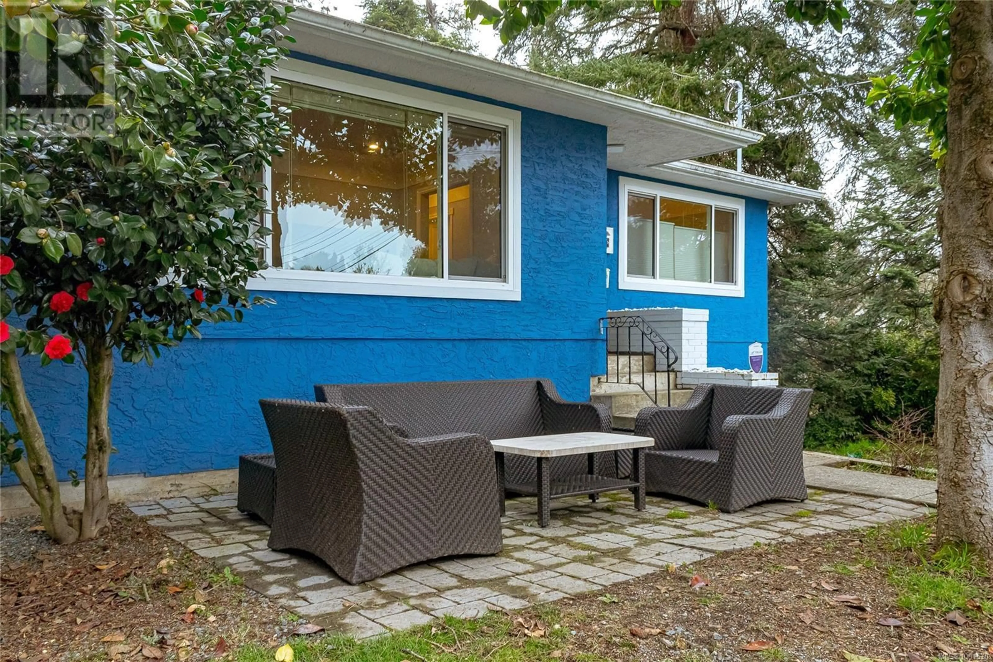 Patio, street for 906 MCADOO PLACE, Saanich British Columbia V8X1V8