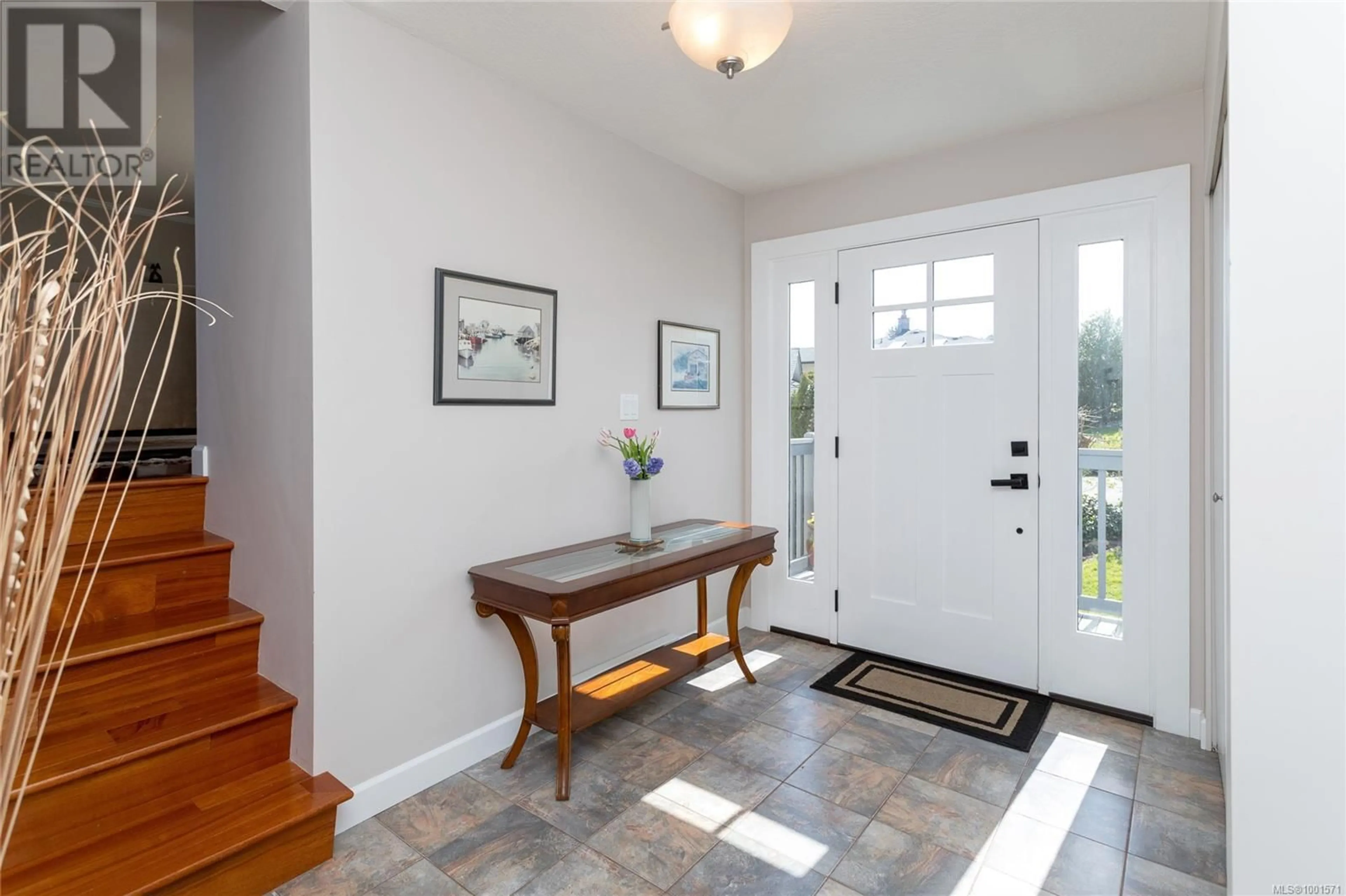 Indoor entryway for 2518 MONTE VISTA PLACE, Central Saanich British Columbia V8Z6Y3