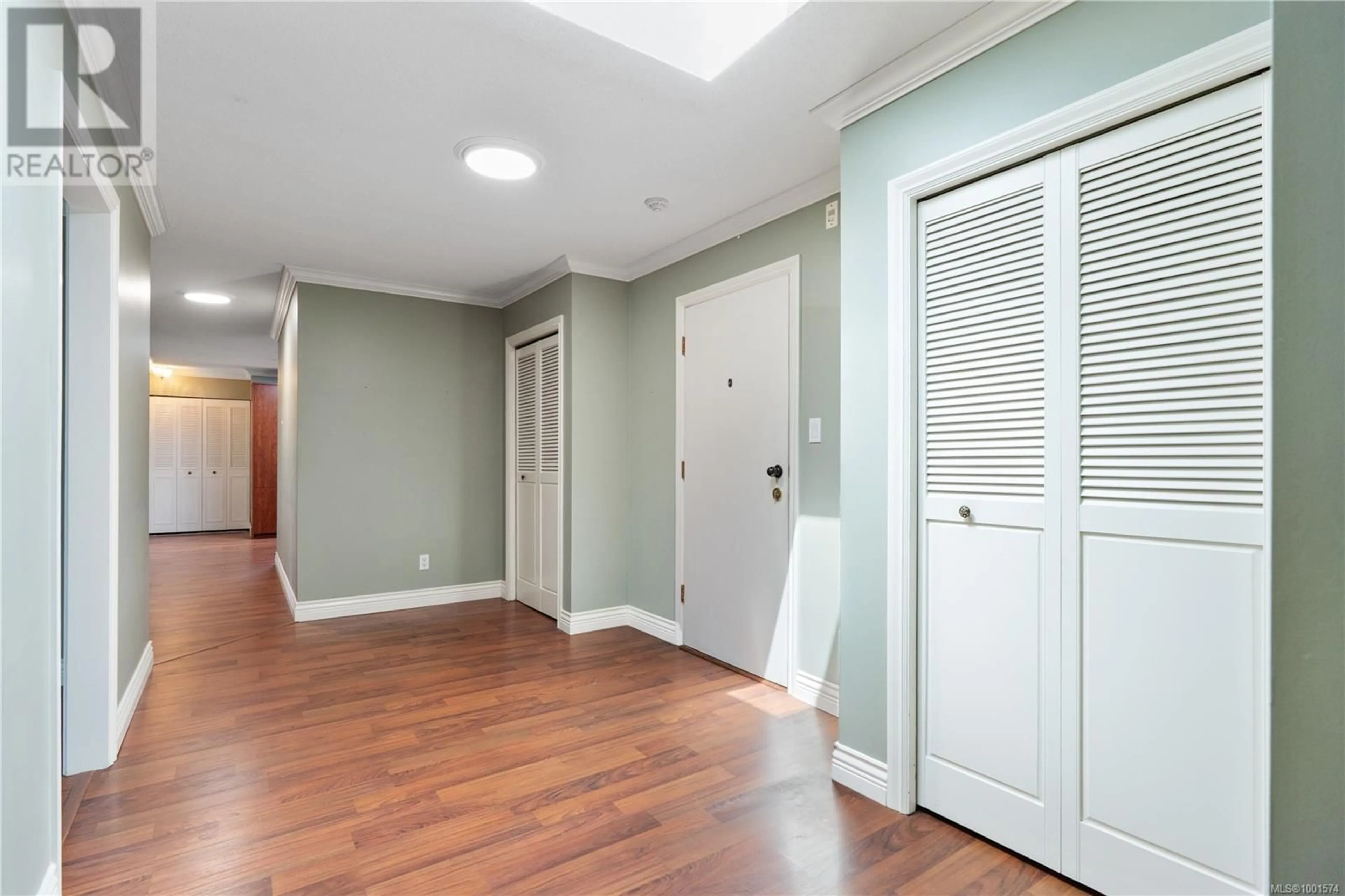 Indoor entryway for 403 - 190 GORGE ROAD WEST, Saanich British Columbia V9A1M4