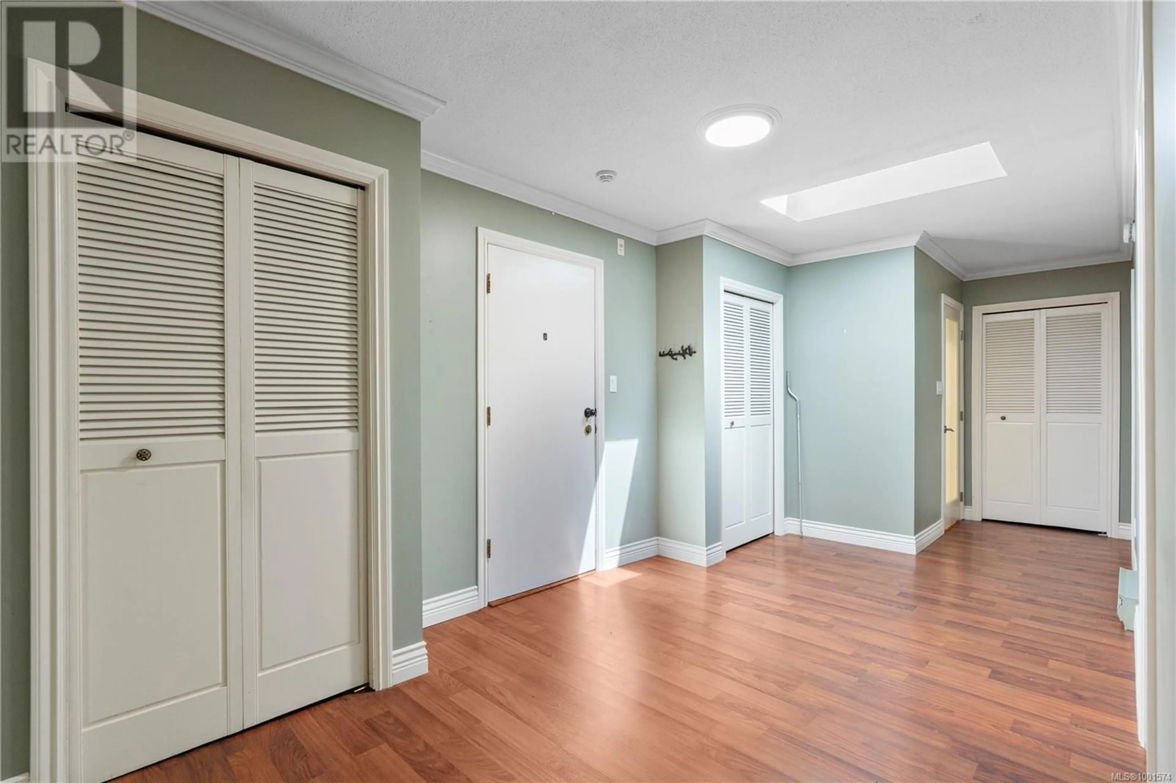 Indoor entryway for 403 - 190 GORGE ROAD WEST, Saanich British Columbia V9A1M4