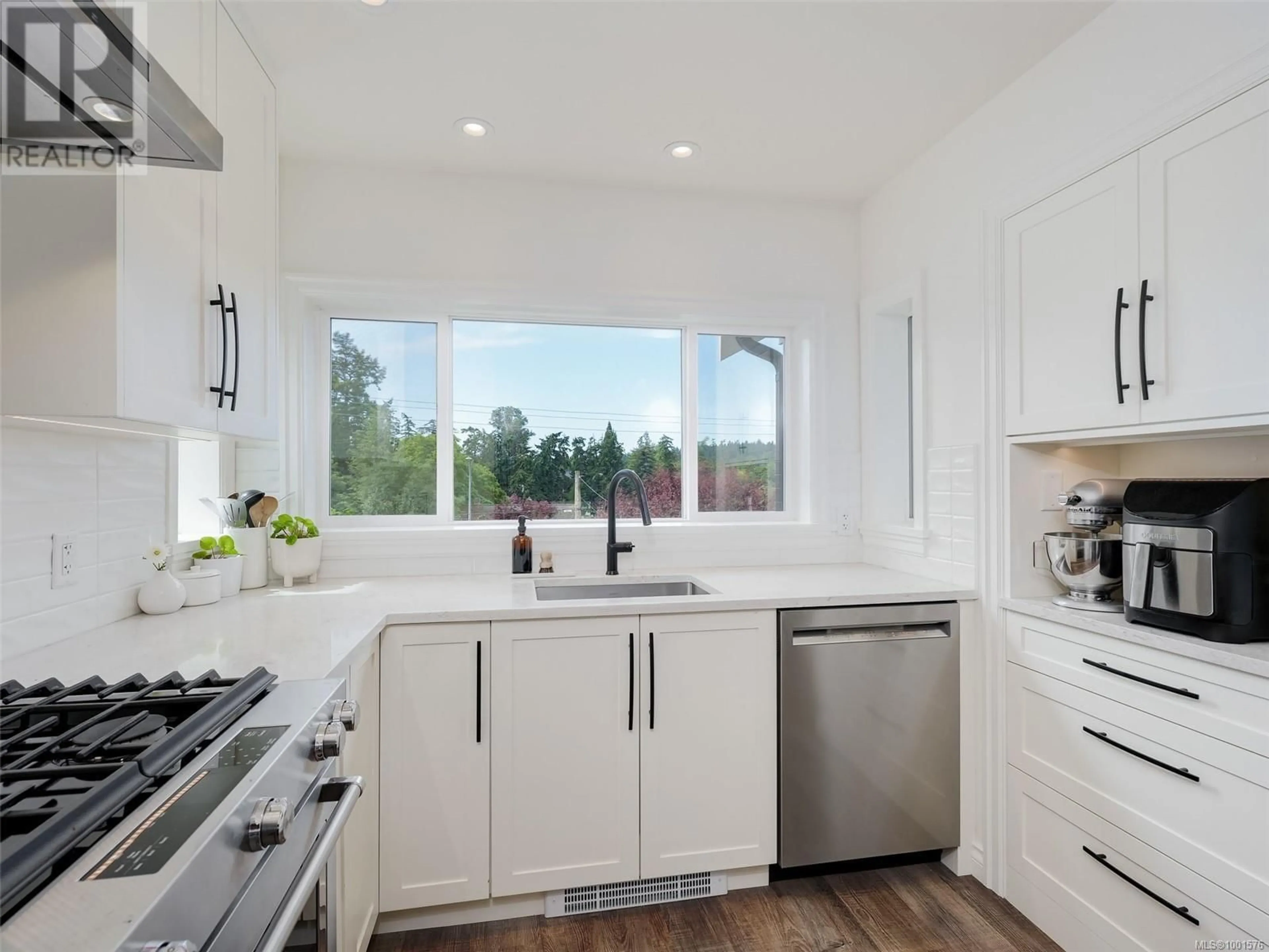Unknown for 354 GORGE ROAD WEST, Saanich British Columbia V9A1M8