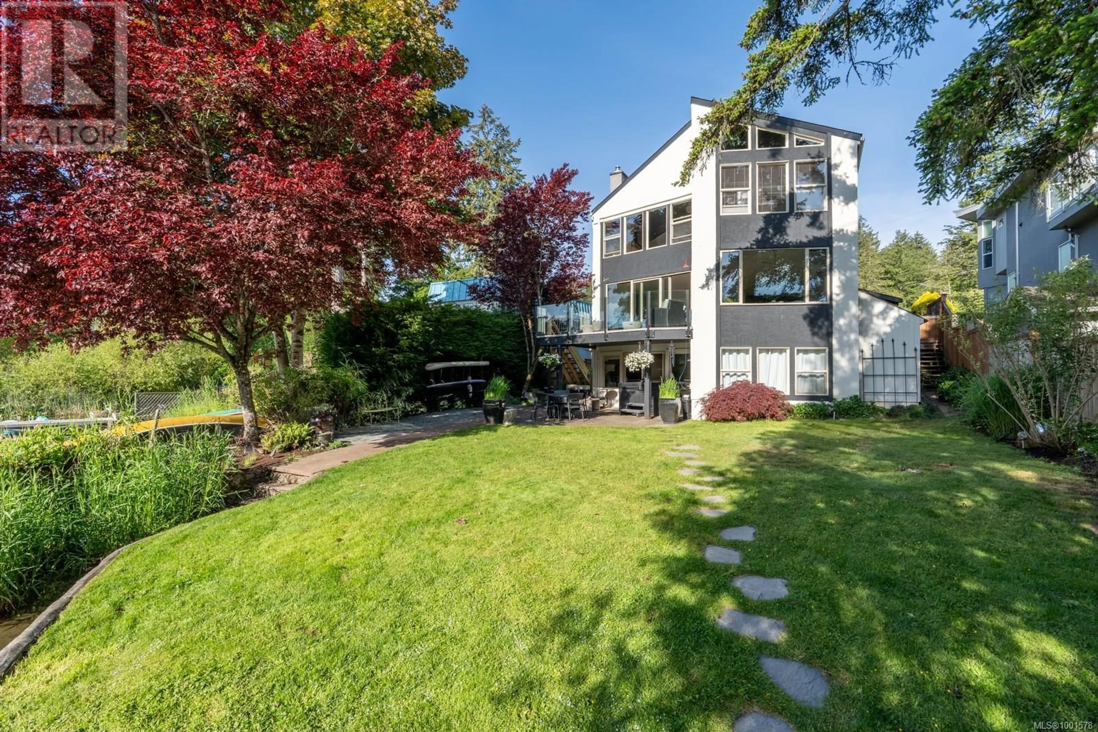 Patio, street for 5045 PROSPECT LAKE ROAD, Saanich British Columbia V9E1J5