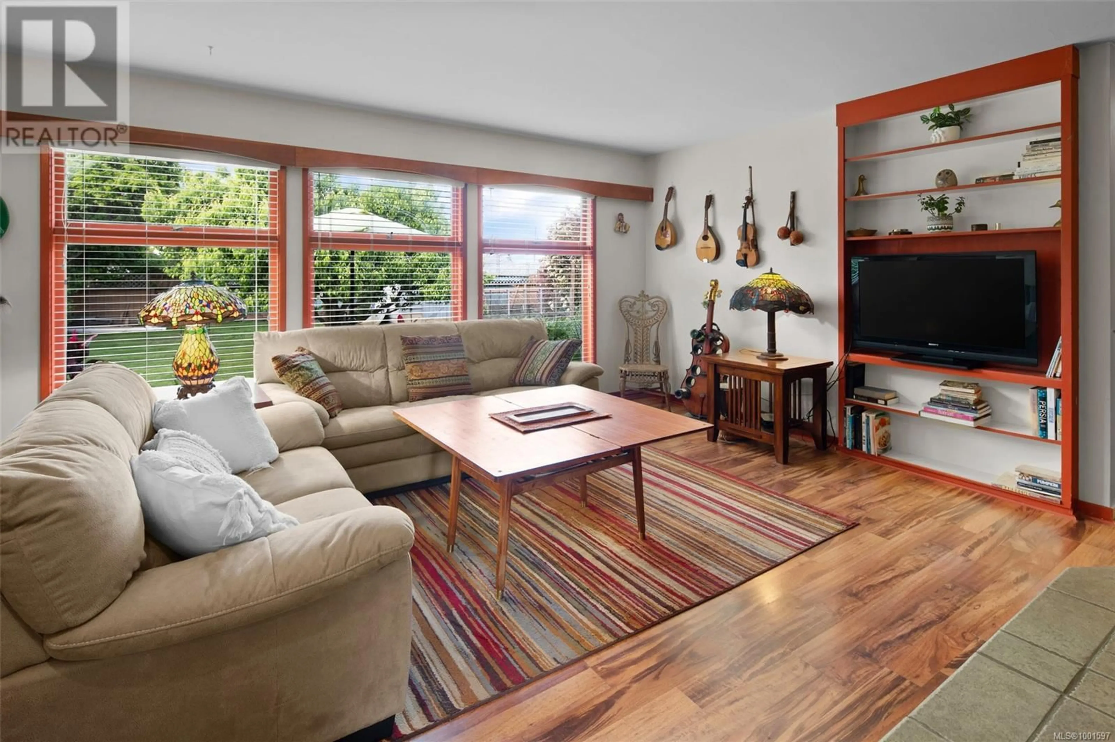 Living room with furniture, wood/laminate floor for 1567 CHARLOTTE STREET, Crofton British Columbia V0R1R0