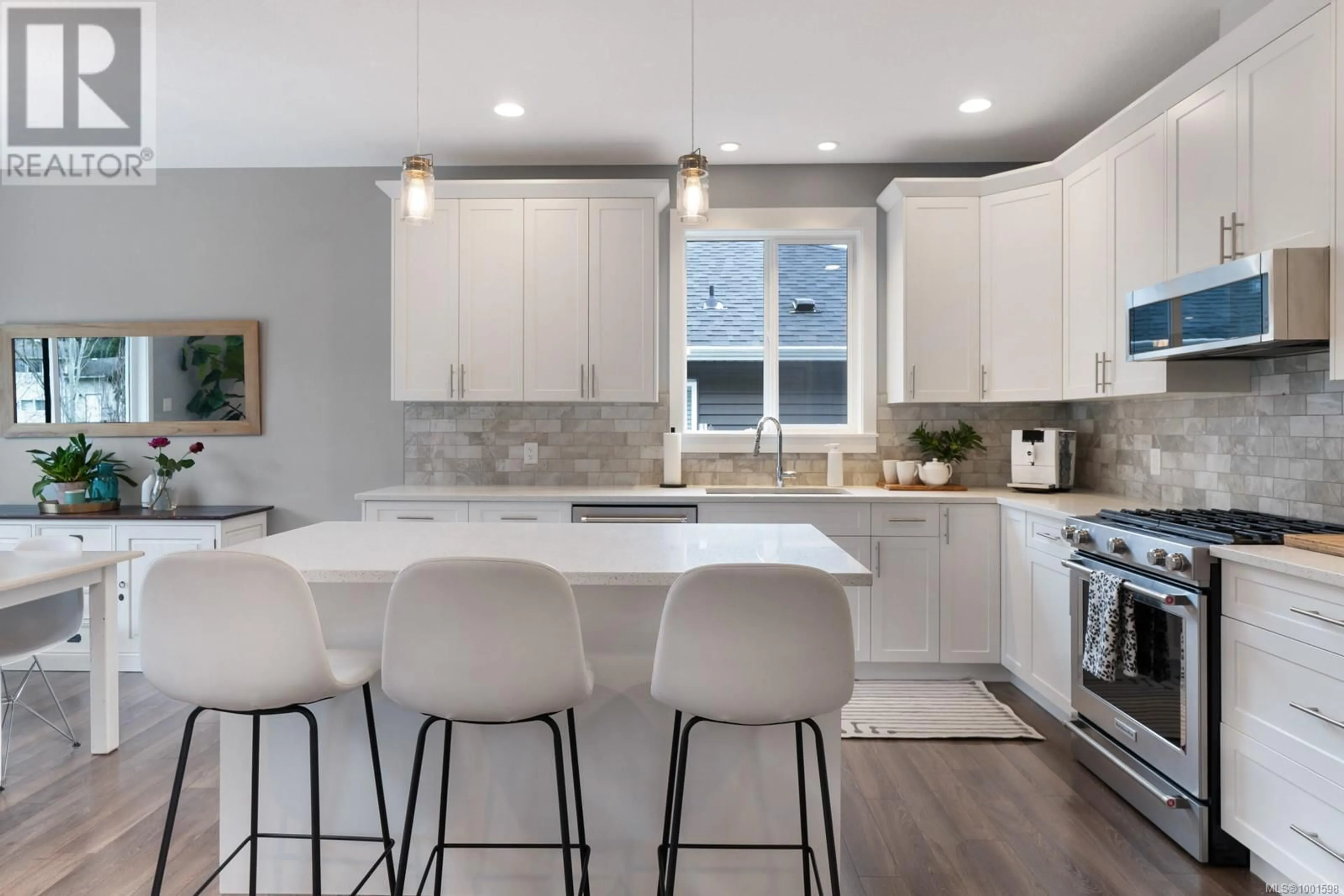 Open concept kitchen, ceramic/tile floor for 370 CORDAN STREET, Nanaimo British Columbia V9R0H9