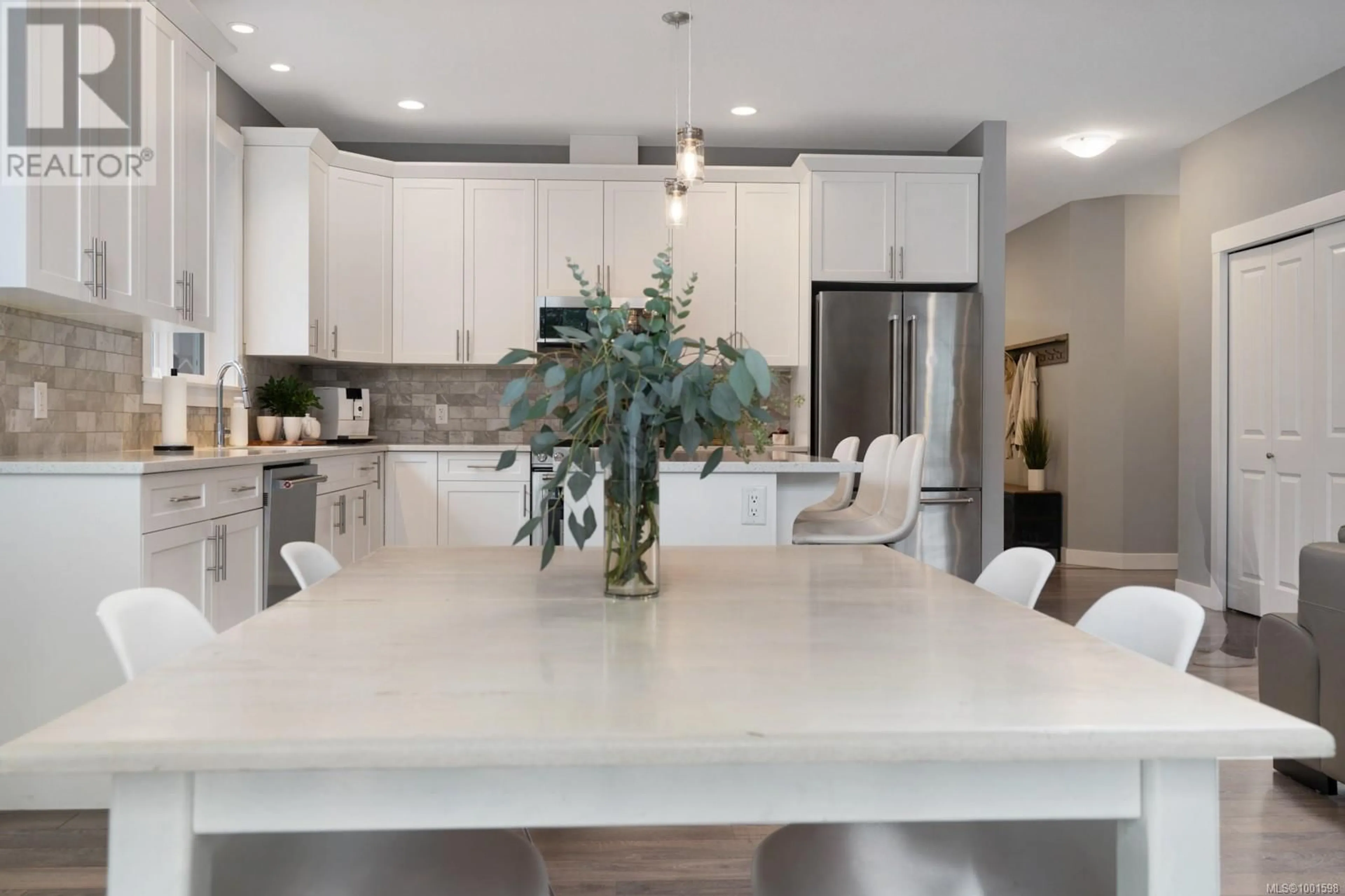 Open concept kitchen, ceramic/tile floor for 370 CORDAN STREET, Nanaimo British Columbia V9R0H9