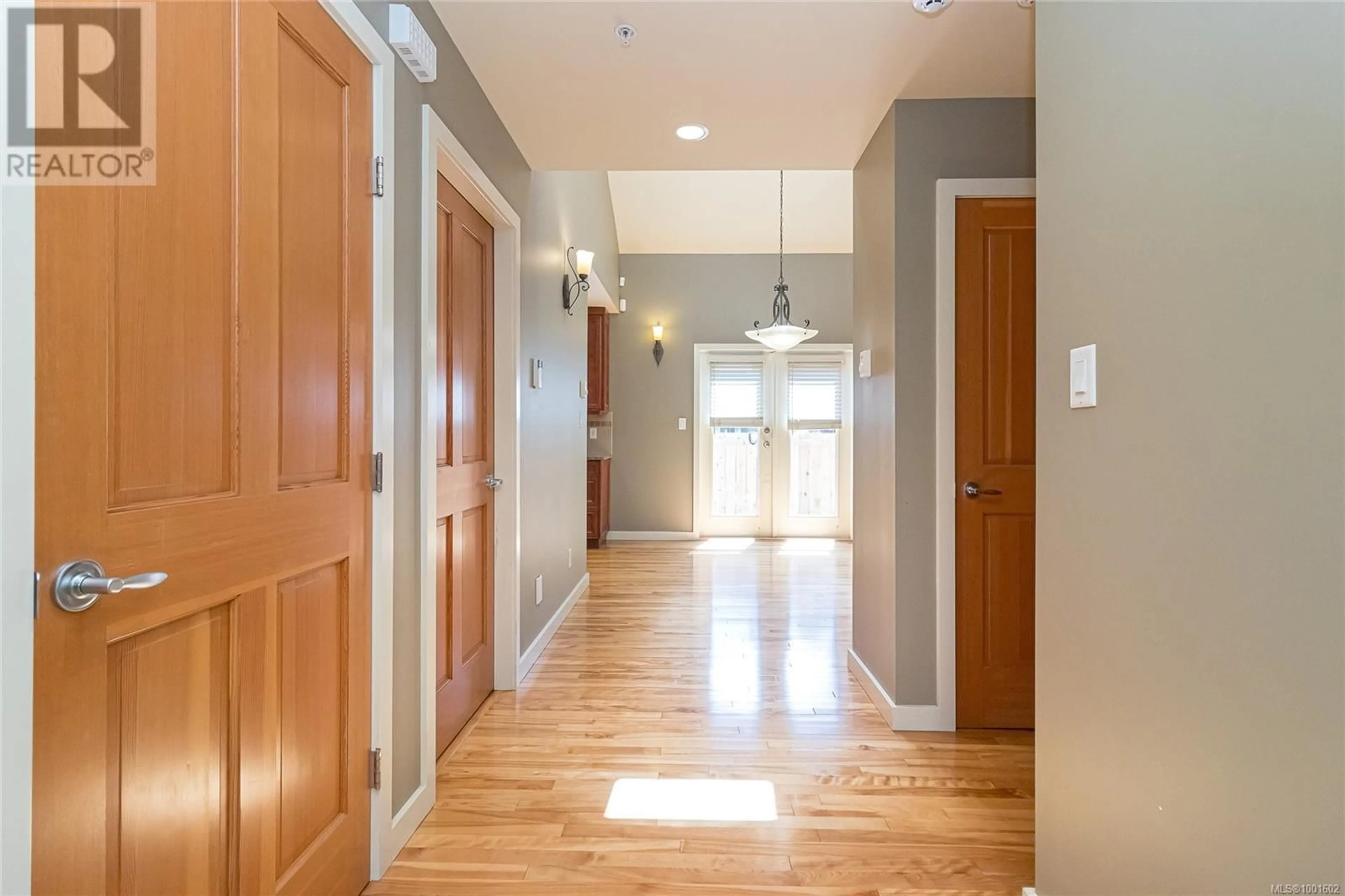 Indoor entryway for 2 - 10134 THIRD STREET, Sidney British Columbia V8L3C2
