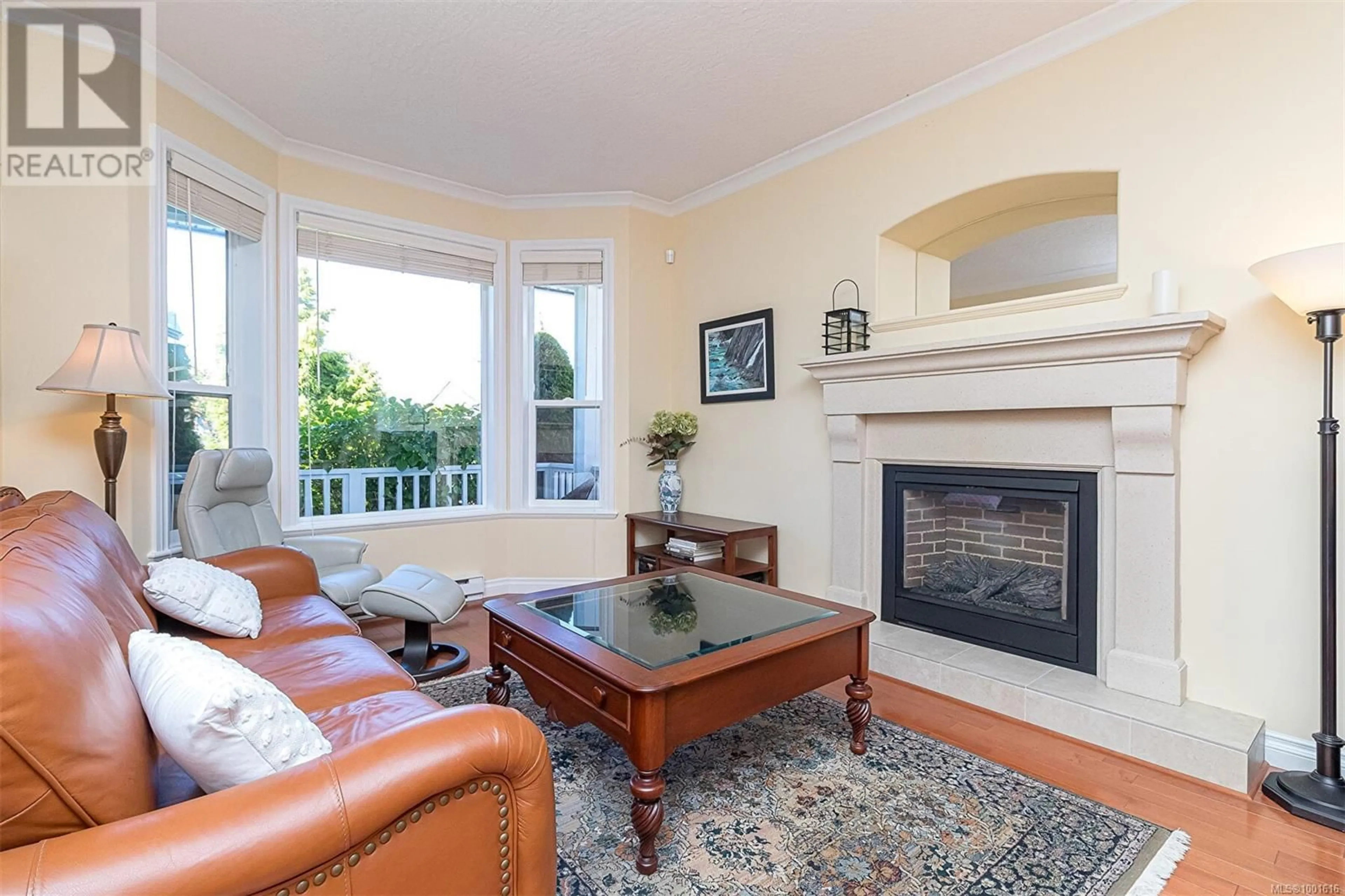 Living room with furniture, wood/laminate floor for 2365 AMELIA AVENUE, Sidney British Columbia V8L2J1