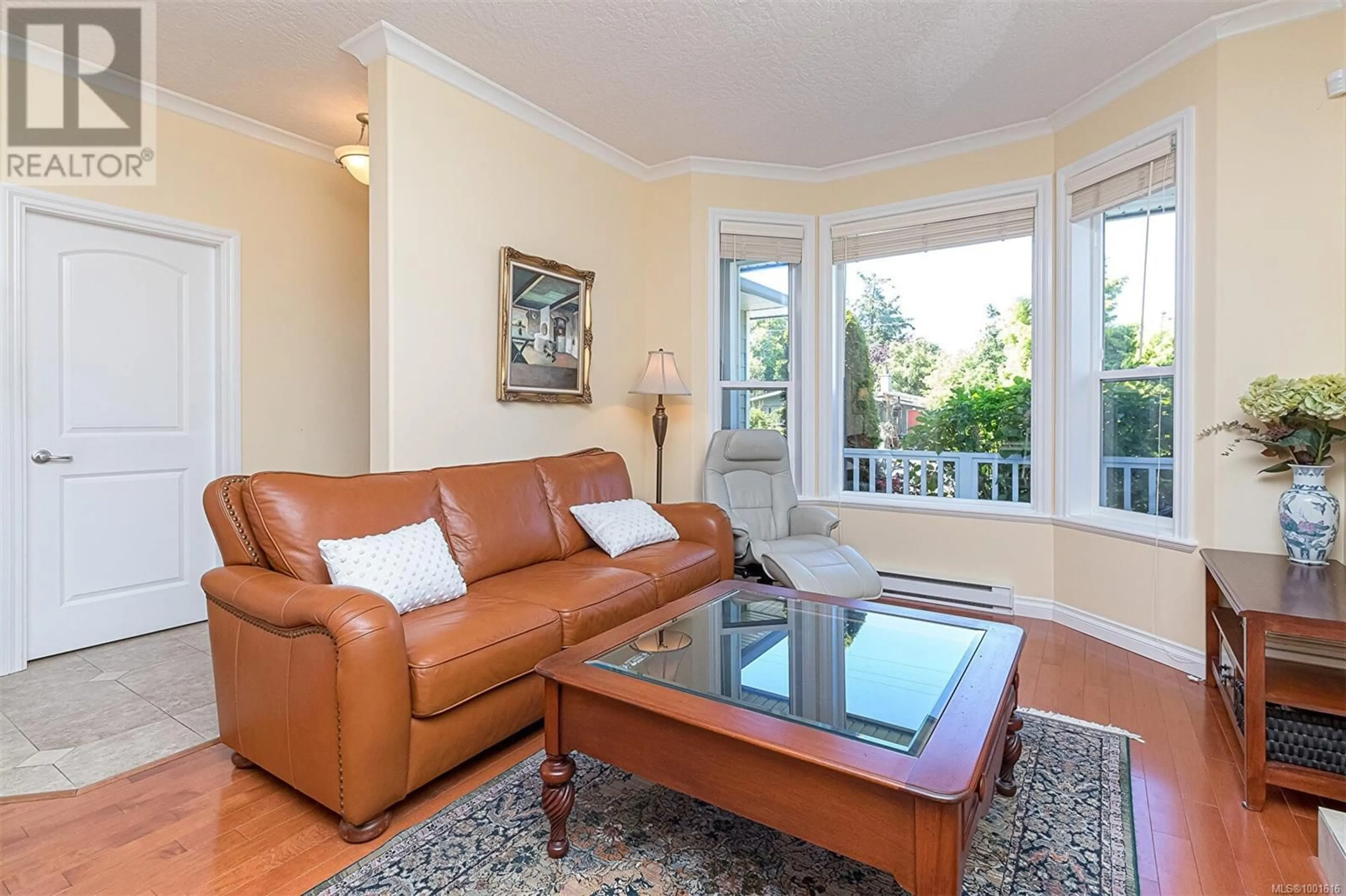 Living room with furniture, wood/laminate floor for 2365 AMELIA AVENUE, Sidney British Columbia V8L2J1