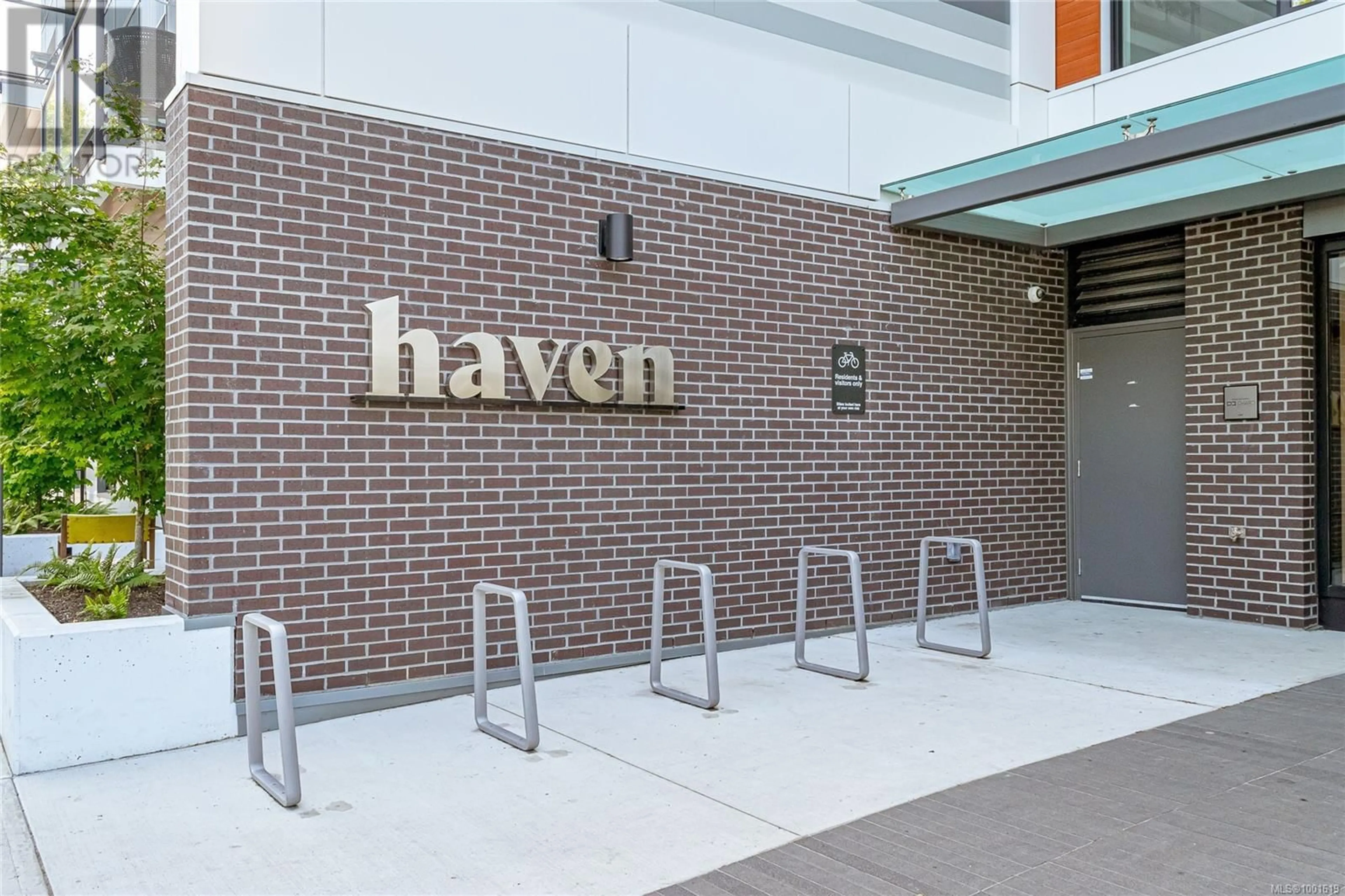 Indoor foyer for 502 - 1115 JOHNSON STREET, Victoria British Columbia V8V0H2