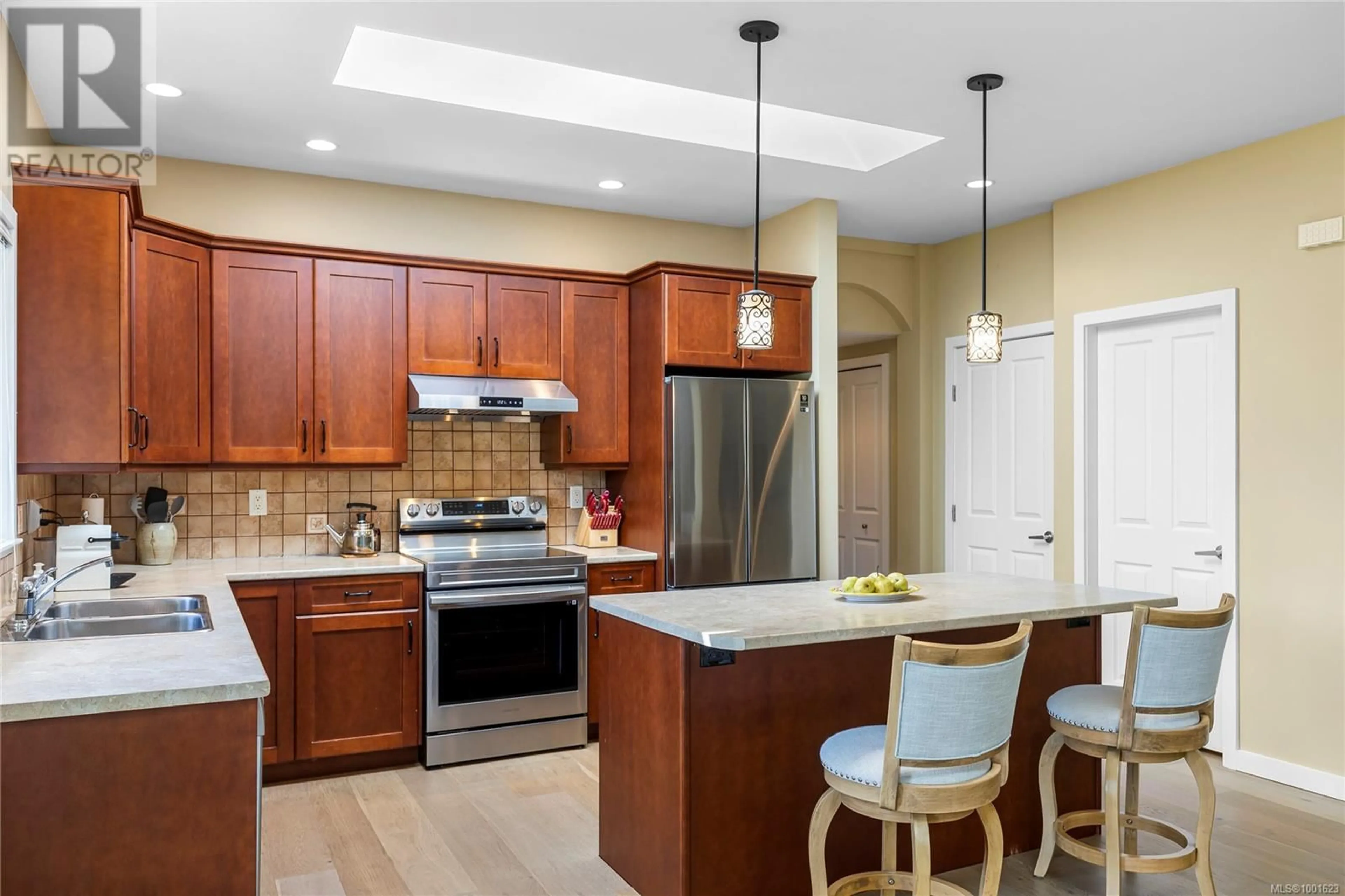 Open concept kitchen, ceramic/tile floor for 604 LACOUVEE WAY, Qualicum Beach British Columbia V9K2S1