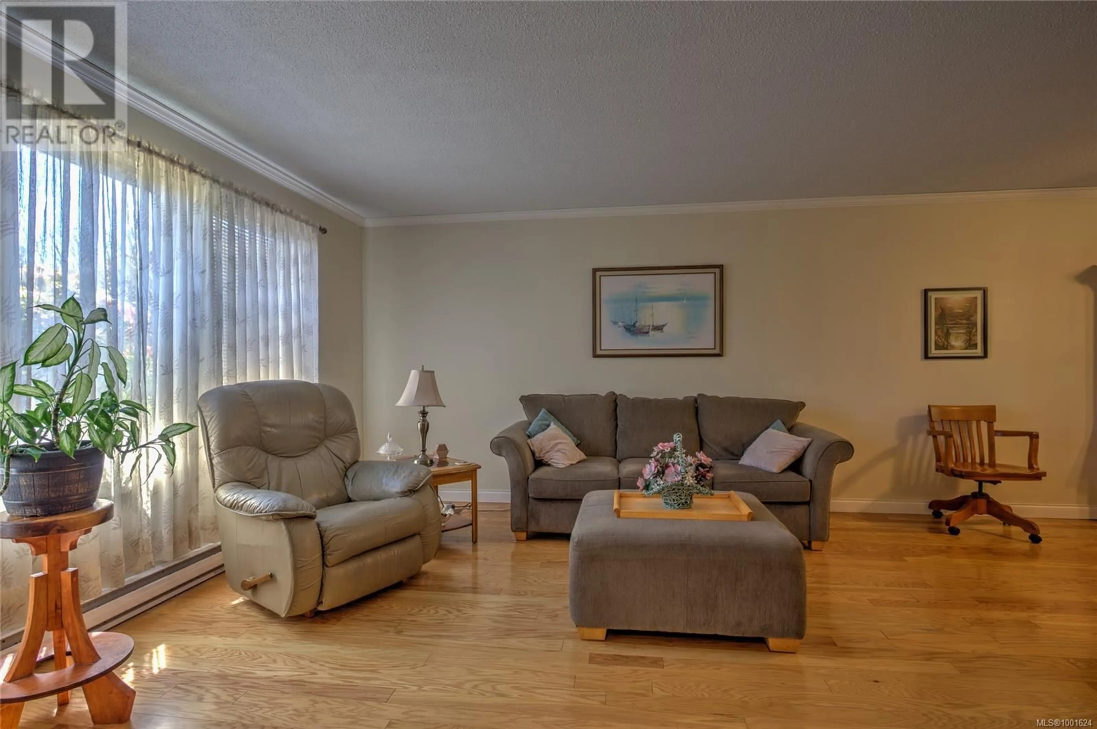 Living room with furniture, wood/laminate floor for 2179 DUGGAN ROAD, Nanaimo British Columbia V9S5N9