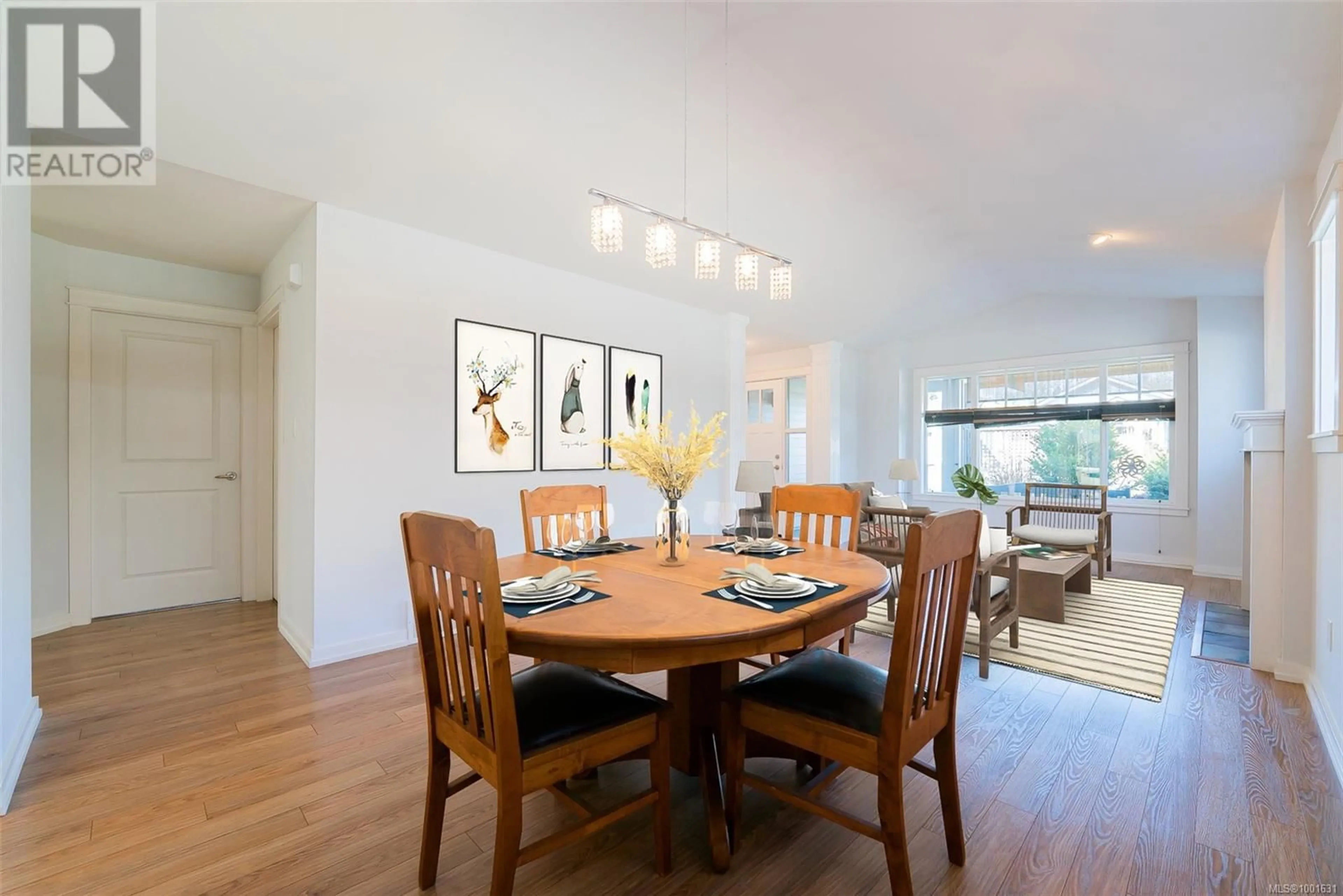 Dining room, wood/laminate floor for 428 DAY PLACE, Parksville British Columbia V9P1Z6