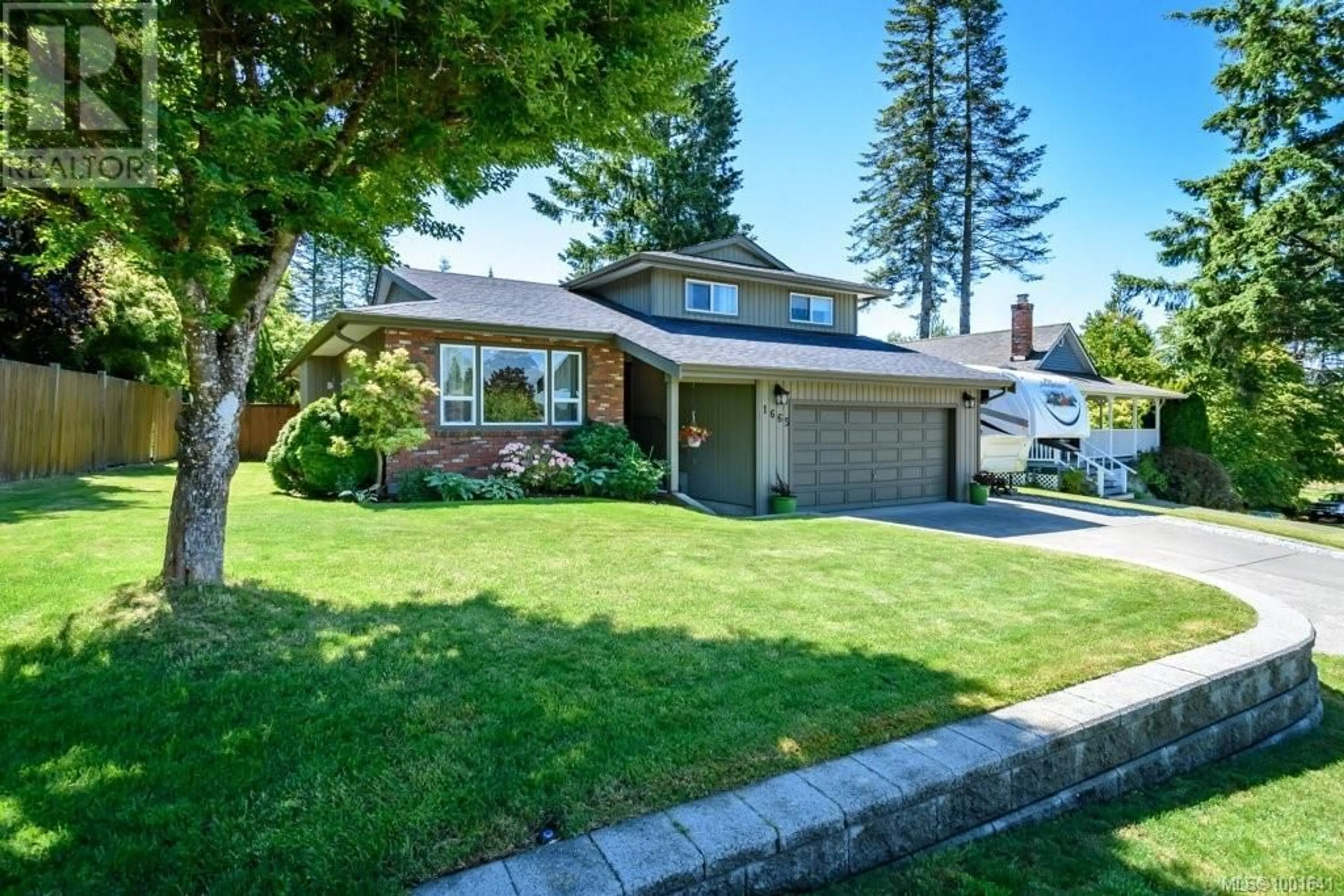 Home with vinyl exterior material, street for 1665 CHESTER PLACE, Comox British Columbia V9M1A9