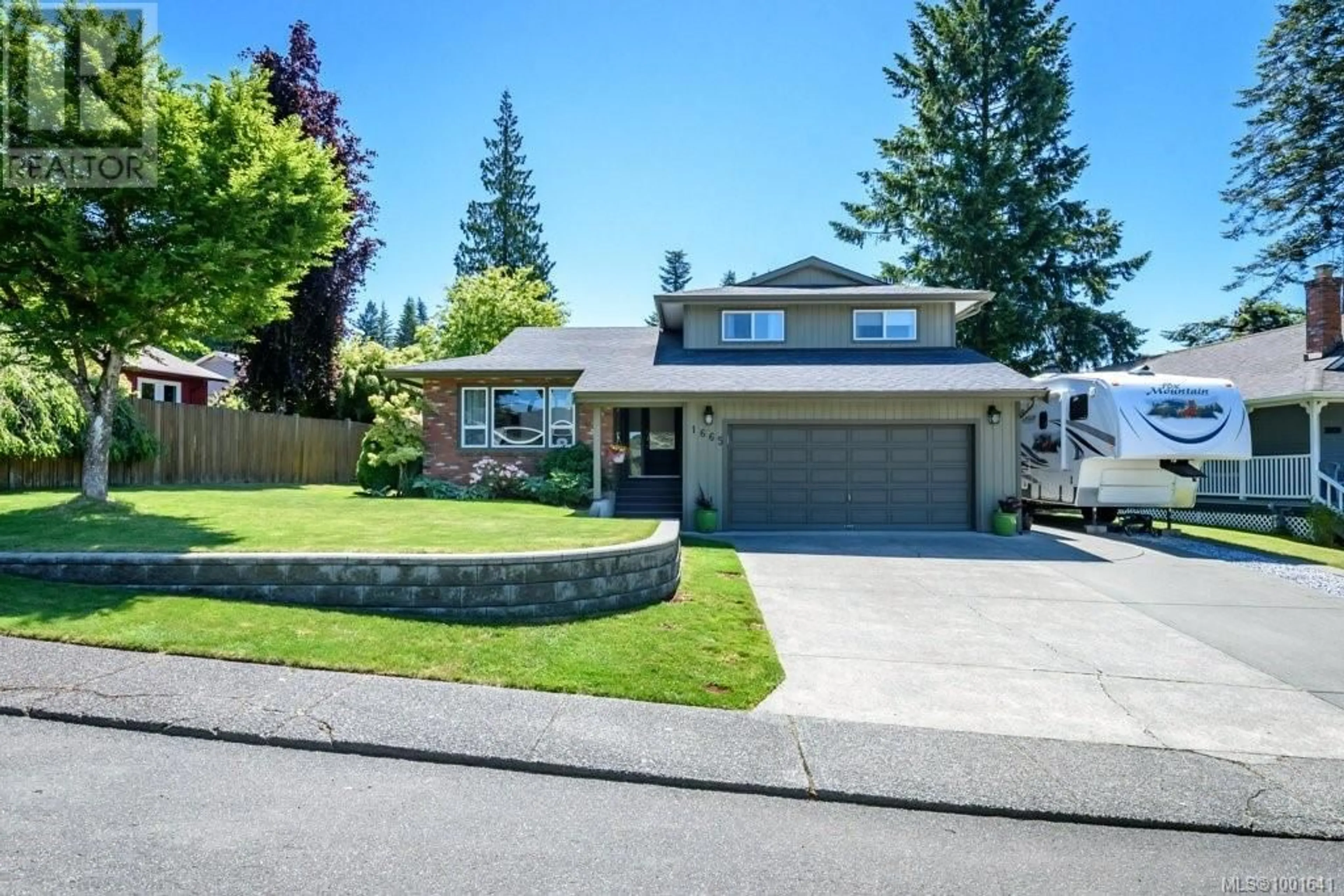 Home with vinyl exterior material, street for 1665 CHESTER PLACE, Comox British Columbia V9M1A9