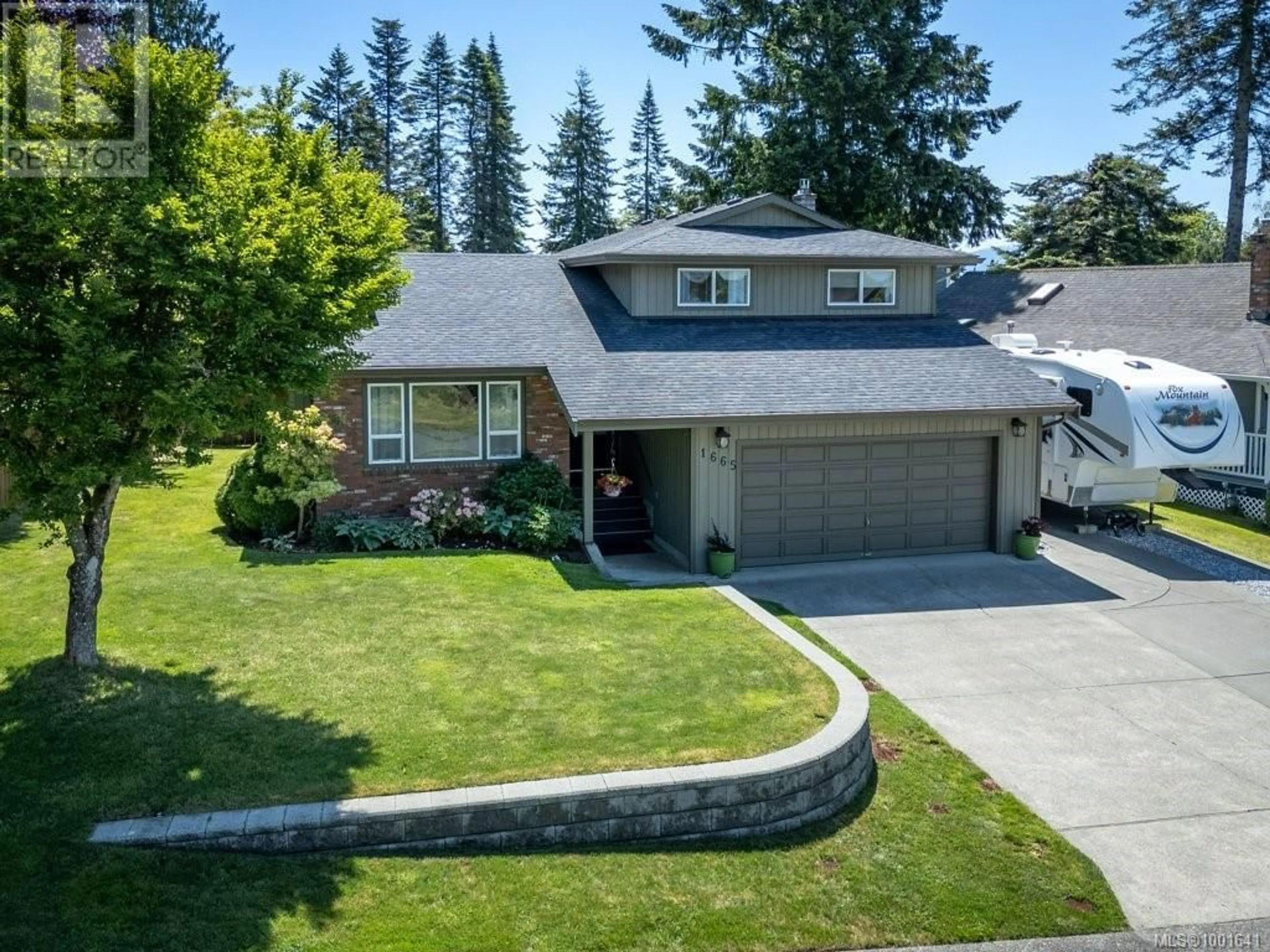 A pic from outside/outdoor area/front of a property/back of a property/a pic from drone, street for 1665 CHESTER PLACE, Comox British Columbia V9M1A9
