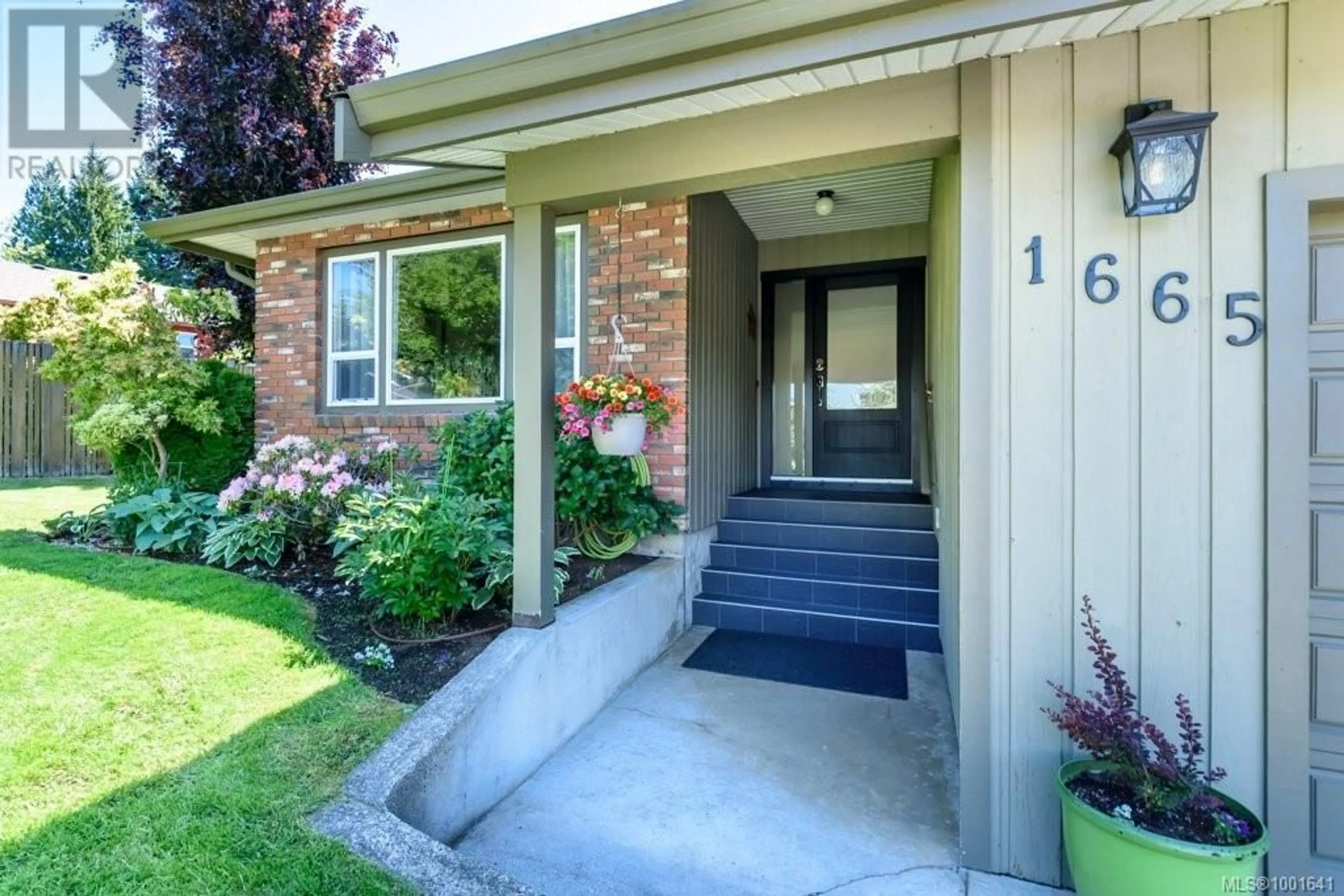 Indoor entryway for 1665 CHESTER PLACE, Comox British Columbia V9M1A9